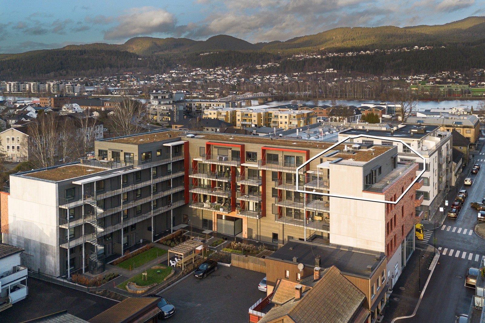 PrivatMegleren v/ Morten Liavaag og Vetle Haug Kristensen har gleden av å presentere denne nye toppleiligheten med to balkonger, to bad, sentral beliggenhet og p-plass. Galleribilde