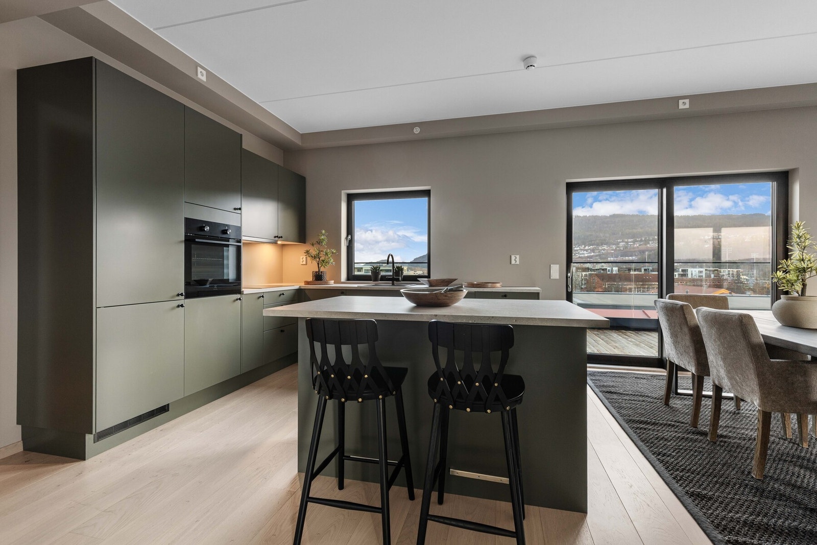 Praktisk kjøkkenøy med barløsning. Galleribilde