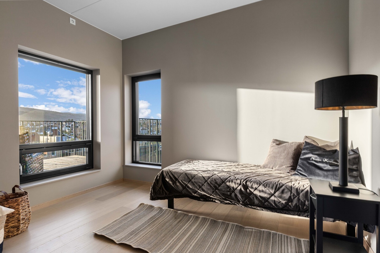 Det andre soverommet ligger i den rolige delen av boligen, med nærhet til både bad og bod. Rommet egner seg godt som barnerom, gjesterom eller kontor. Galleribilde