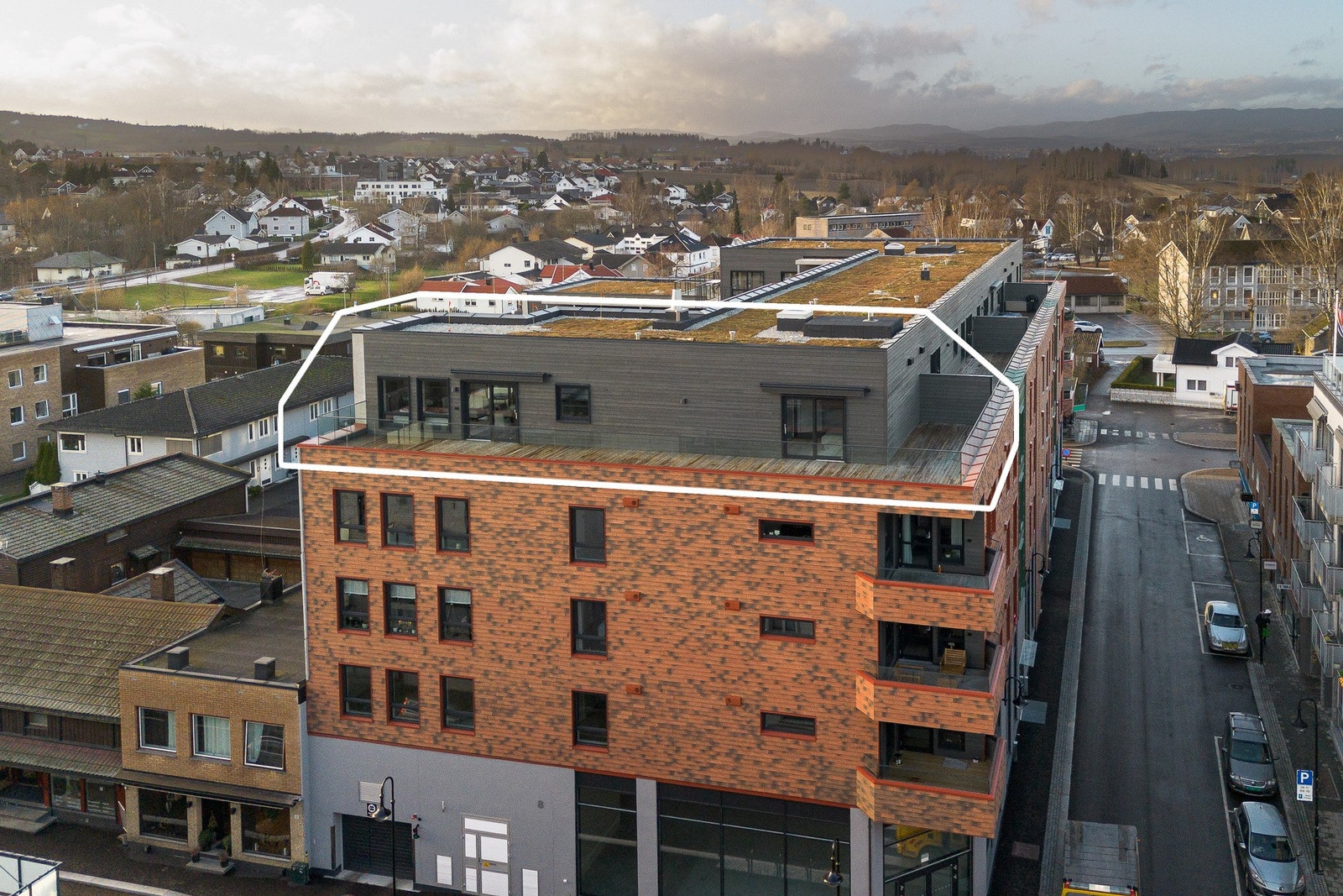 Leiligheten ligger i et populært og barnevennlig område i hjertet av Mjøndalen i Drammen kommune, med Mjøndalen kulturhus som nærmeste nabo. Galleribilde