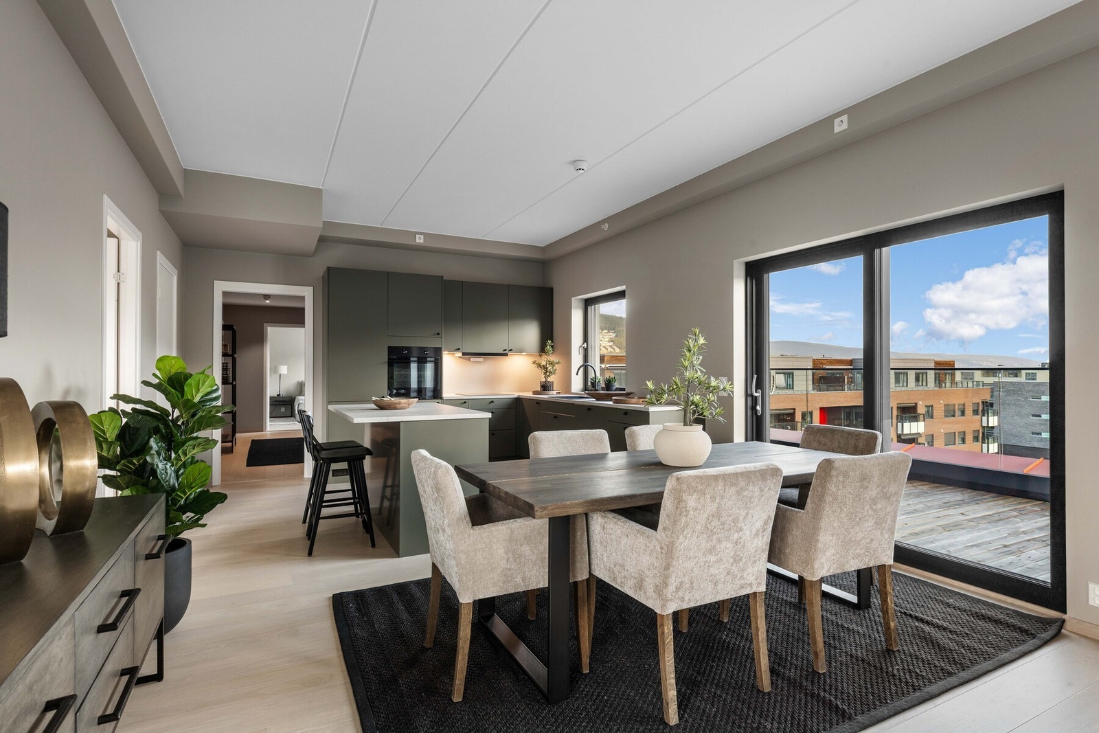 Den gjennomgående, lyse atmosfæren sammen med flere utganger til terrassene gjør rommet både fleksibelt og sosialt. Galleribilde