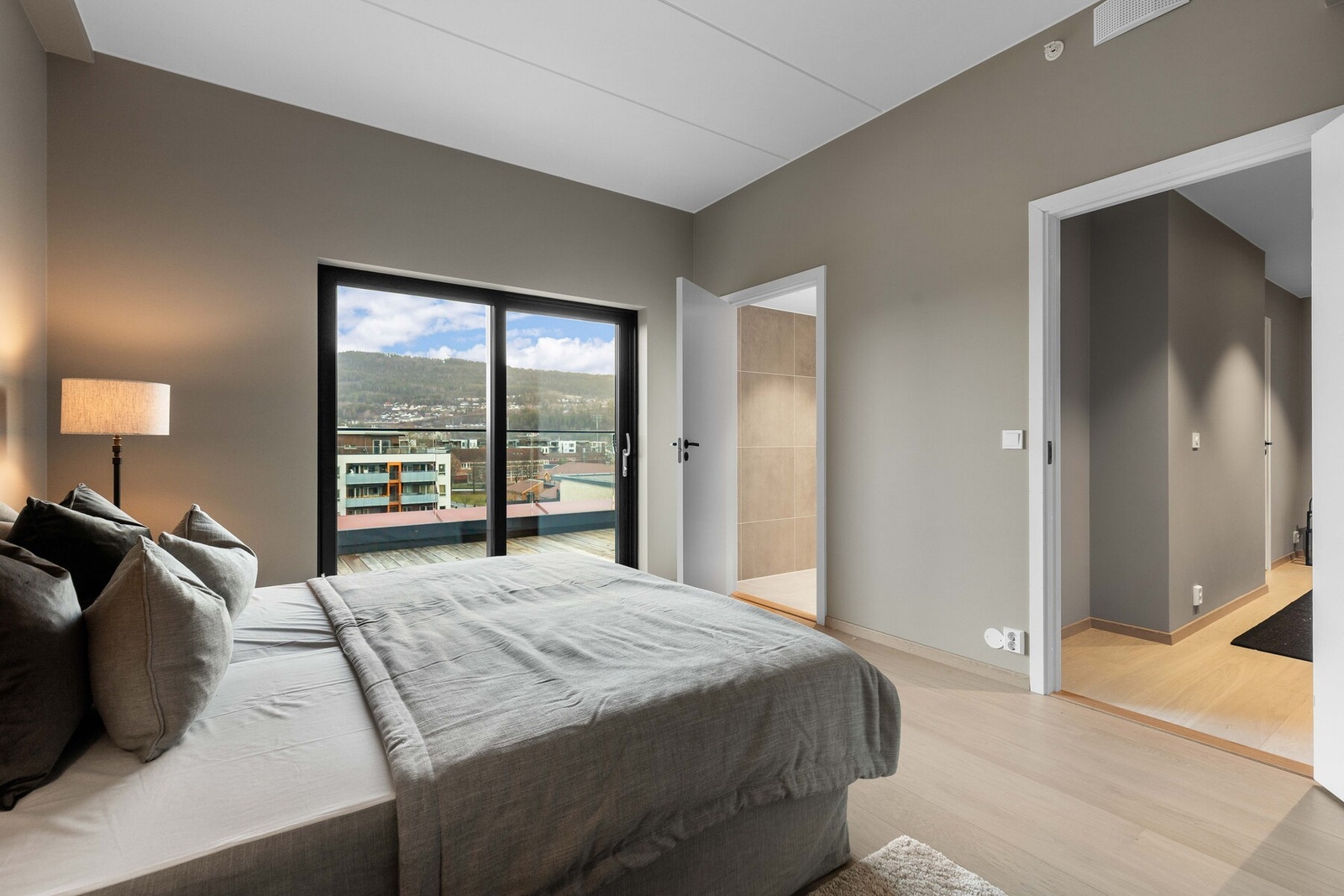 Hovedsoverommet er romslig og behagelig, med plass til dobbeltseng og god garderobe, i tillegg til direkte tilgang til eget bad. Galleribilde