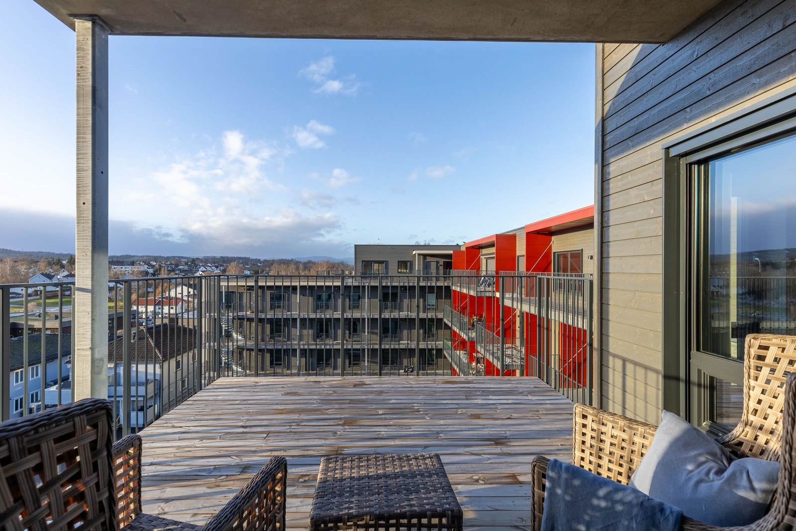 Leiligheten har balkonger på begge sider. Galleribilde