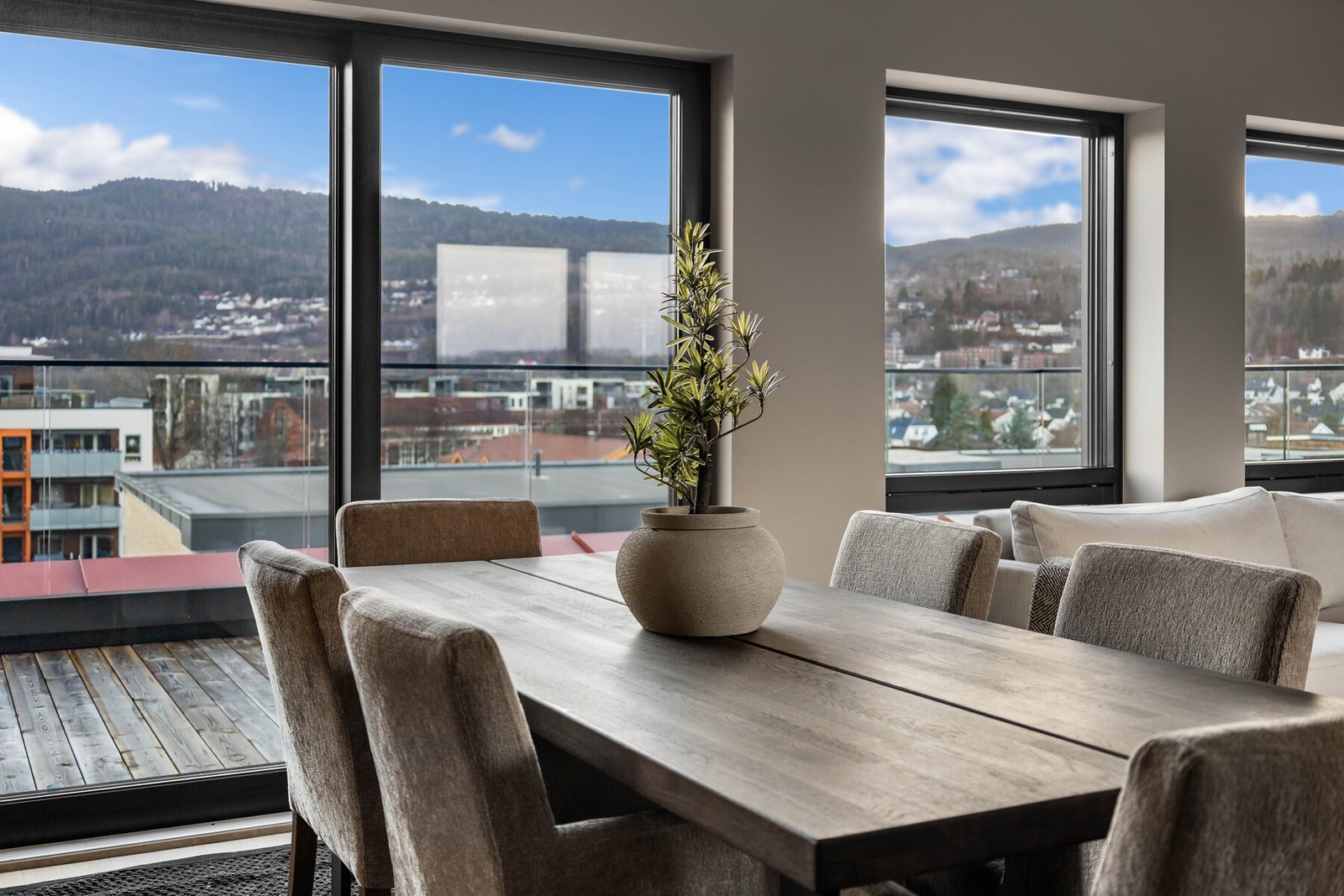 Her samles venner og familie til hyggelige måltider. Galleribilde