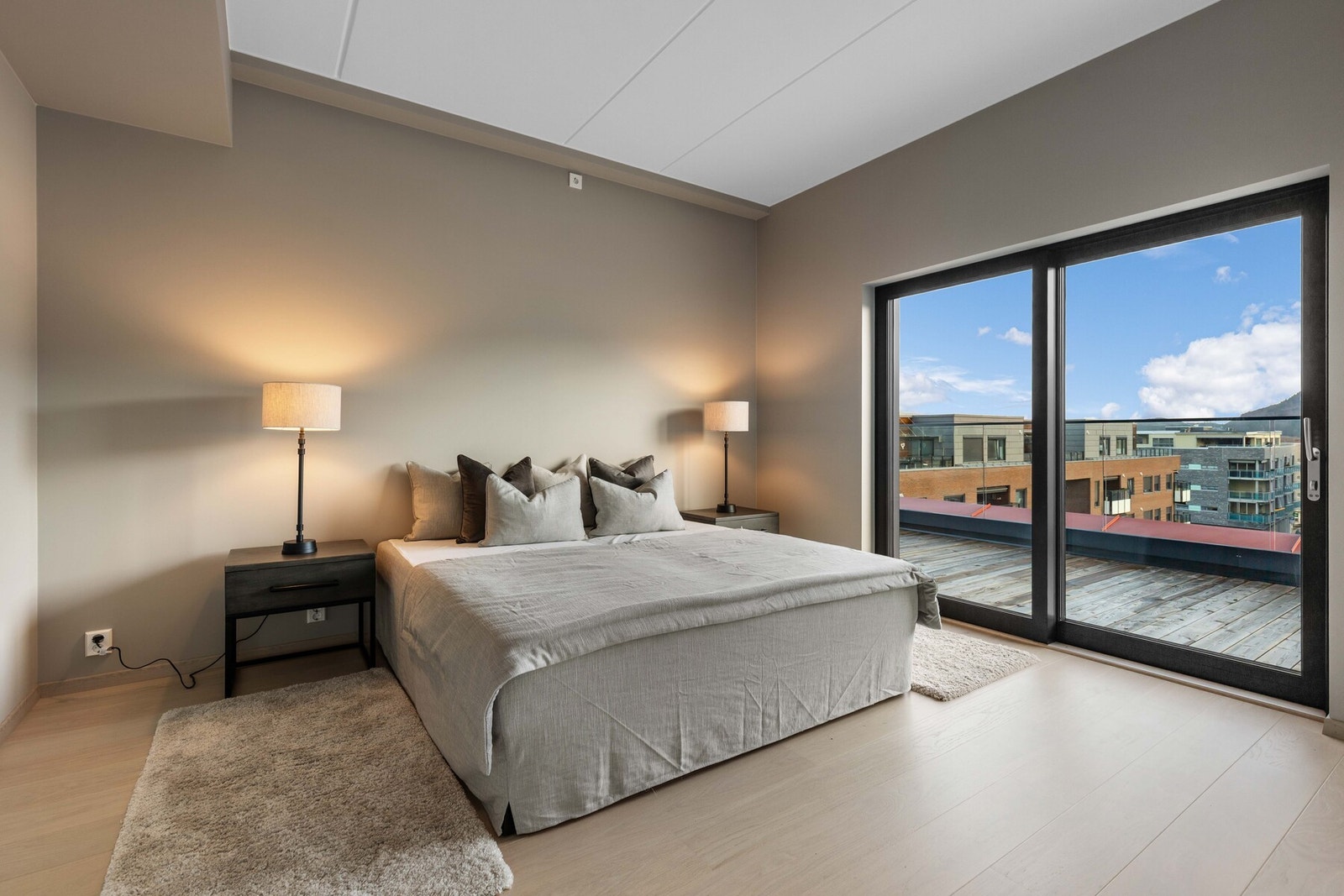 Boligen har to fine soverom, begge malt i en moderne gråtone som harmonerer med enstavs eikeparketten. Galleribilde