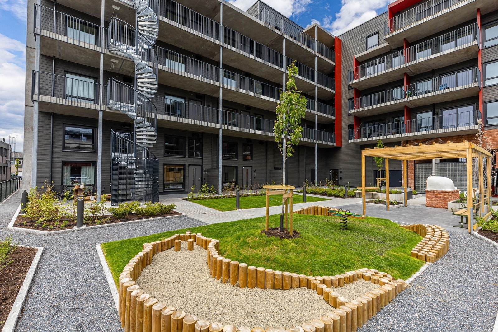 Leiligheten ligger i 5. etasje i et nytt og moderne bygg. Galleribilde