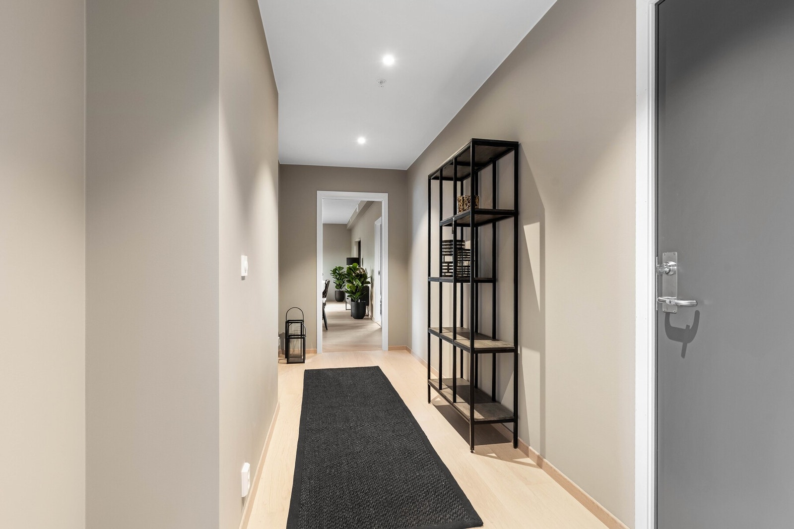 Her ønskes man velkommen av en romslig entre med god plass til garderobeskap. Galleribilde