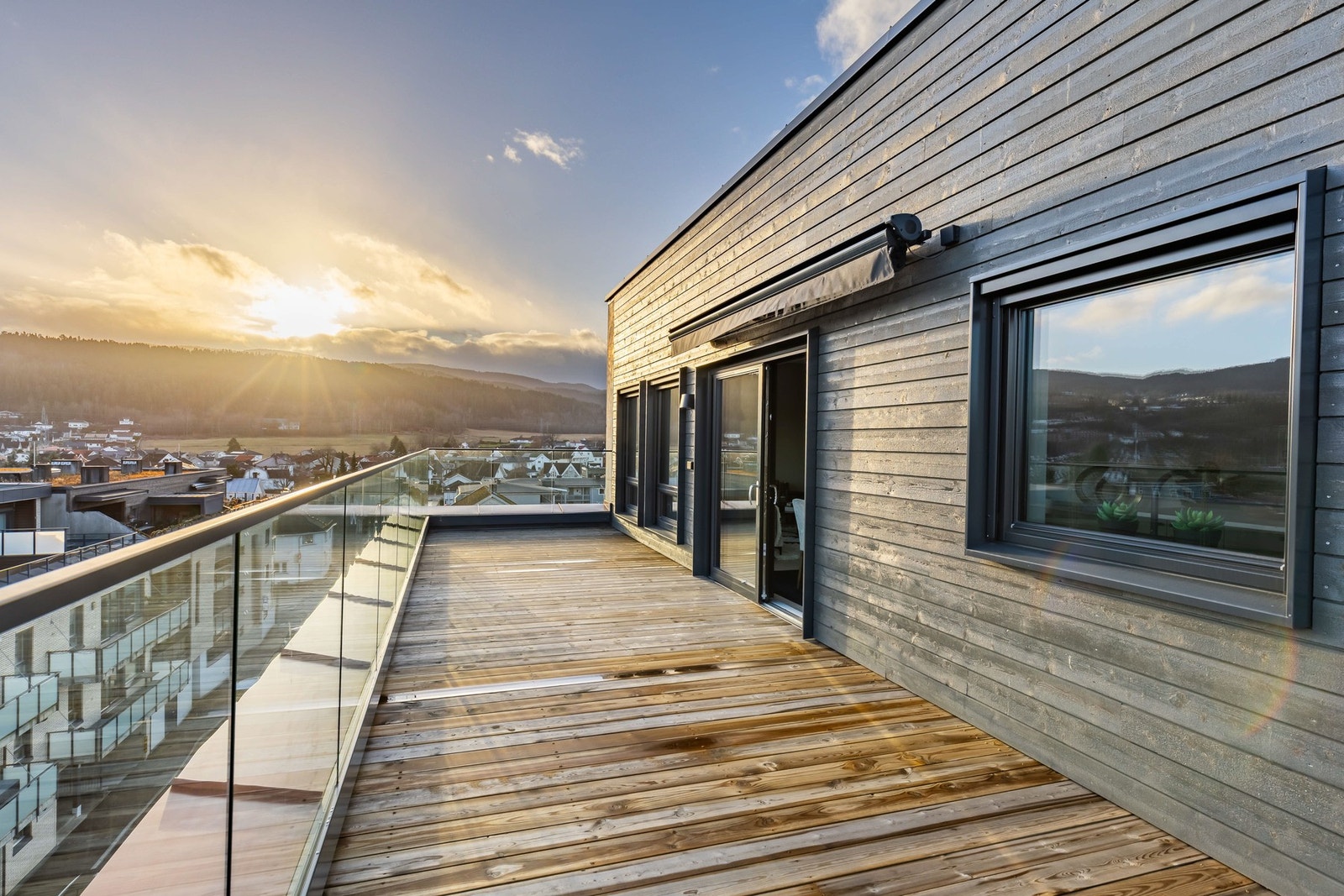 Den andre balkongen ligger på motsatt side av bygget, og er på hele 75 kvm. Galleribilde