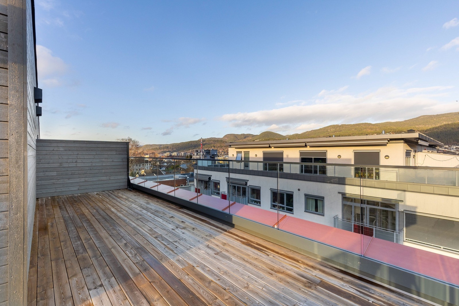 Balkong ideell for deg som ønsker en lettstelt og funksjonell uteplass. Galleribilde