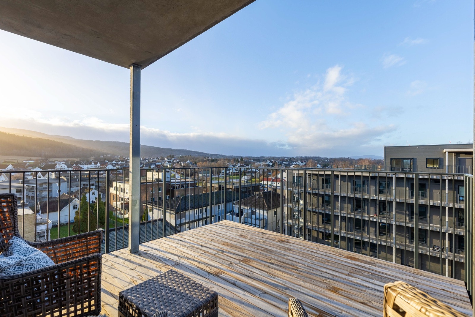 Med balkonger på begge sider av bygget kan man nyte gode solforhold igjennom hele dagen. Galleribilde