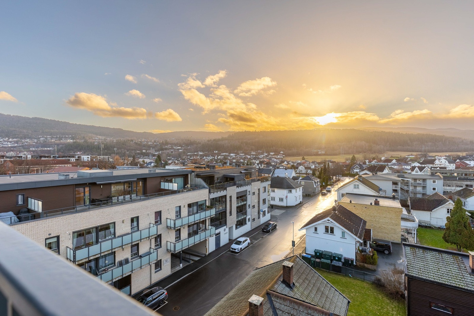 Lun balkong med morgensol og rolig atmosfære. Galleribilde
