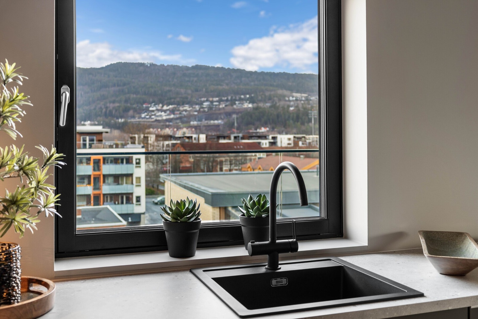 En stilren og funksjonell kjøkkenløsning som passer perfekt for både matlaging og sosiale sammenkomster. Galleribilde