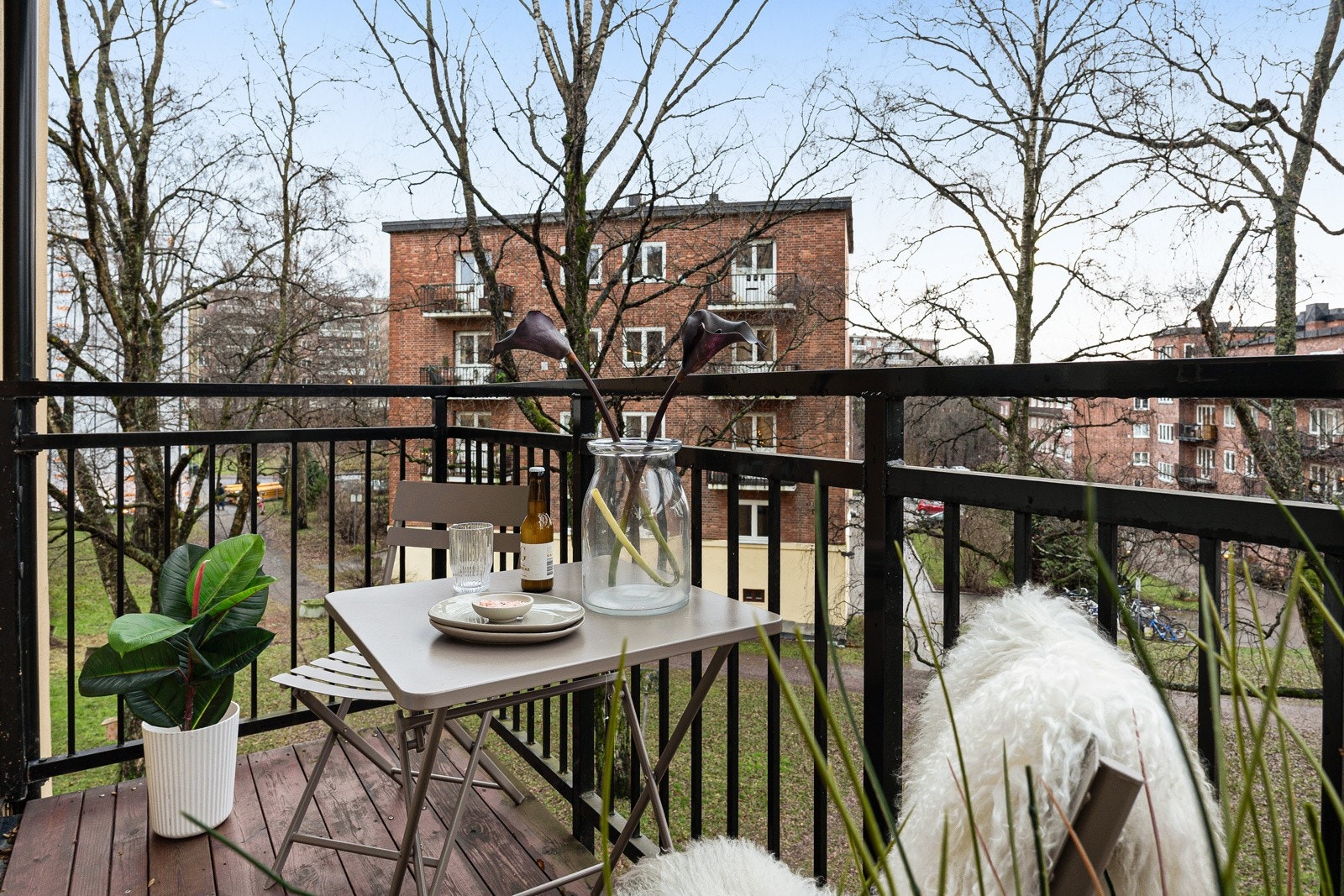 Solrik balkong på 3,3 m² med grønt og fritt utsyn Galleribilde