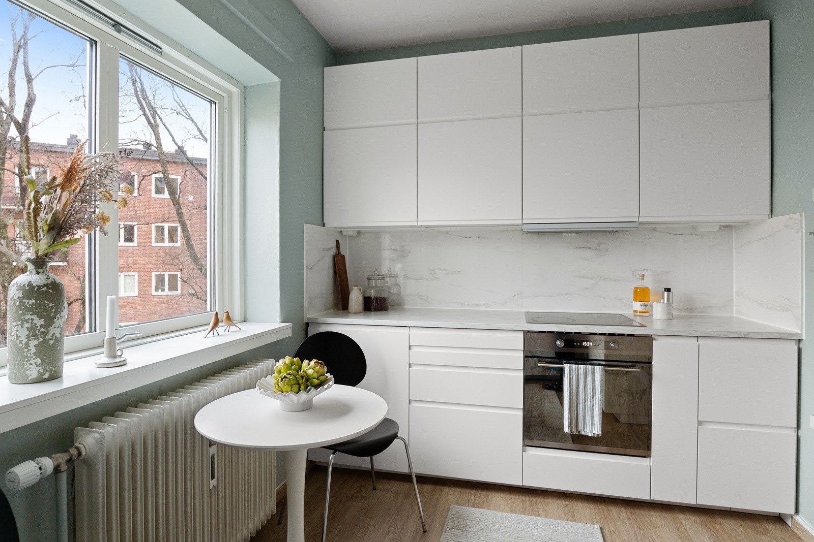 Integrerte hvitevarer fra Ikea og Electrolux som oppvaskmaskin, kjøl/frys, stekeovn og platetopp samt avtrekksvifte Galleribilde