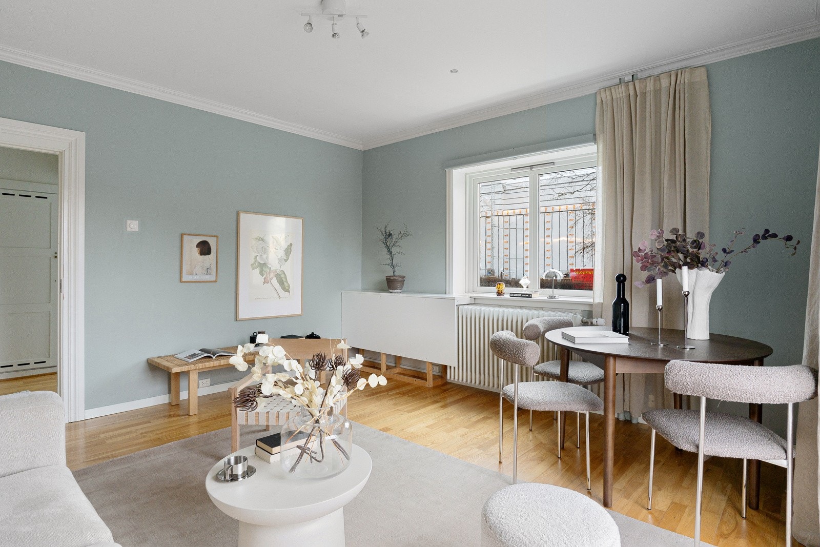 Lys og romslig stue, med rikelig lysinnslipp via store vindusflater Galleribilde