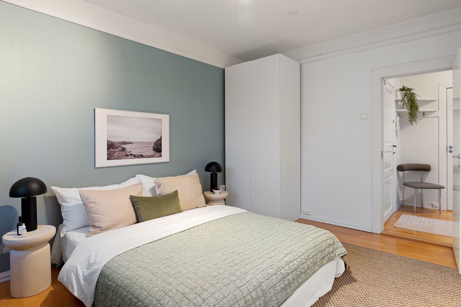 Romslig soverom med stort garderobeskap for oppbevaring Galleribilde