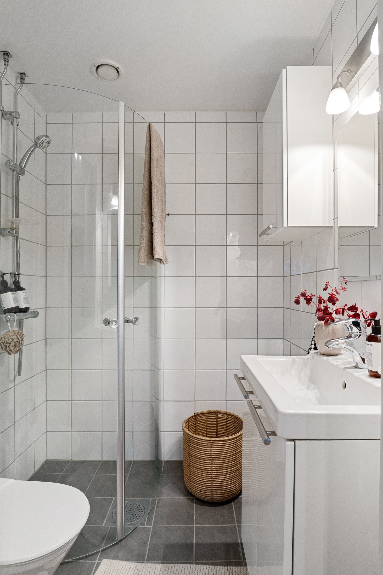 Flislagt bad fra 2005 med varmekabler, dusjnisje, veggmontert servantskap og gulvstående toalett samt opplegg for vaskemaskin. Man har også tilgang til fellesvaskeri med industrielle vaskemaskiner og tørketromler Galleribilde