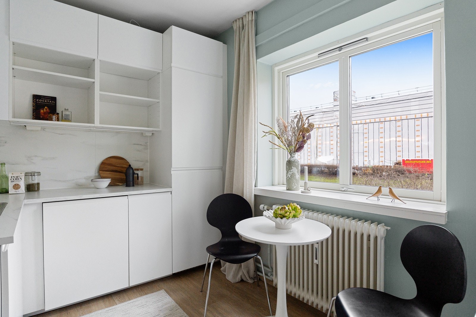 Separat kjøkken med spiseplass og fritt utsyn Galleribilde