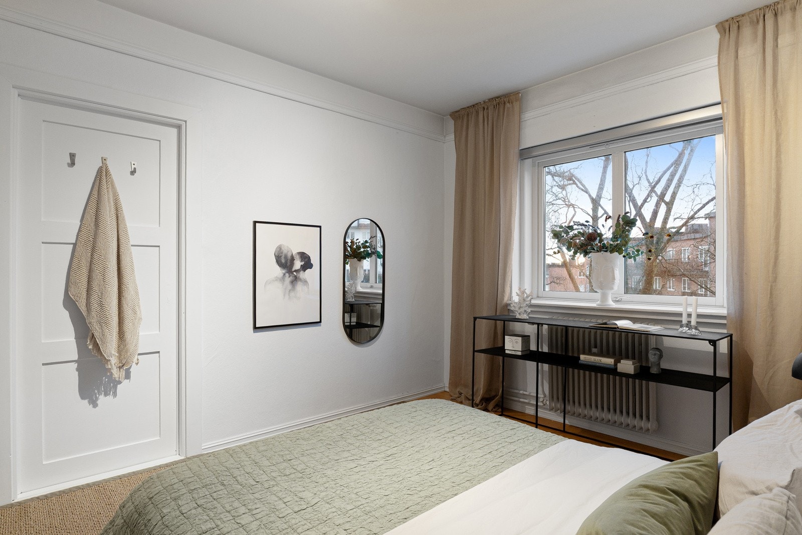 Soverommet vender mot sør, så det er nydelig lys gjennom dagen Galleribilde