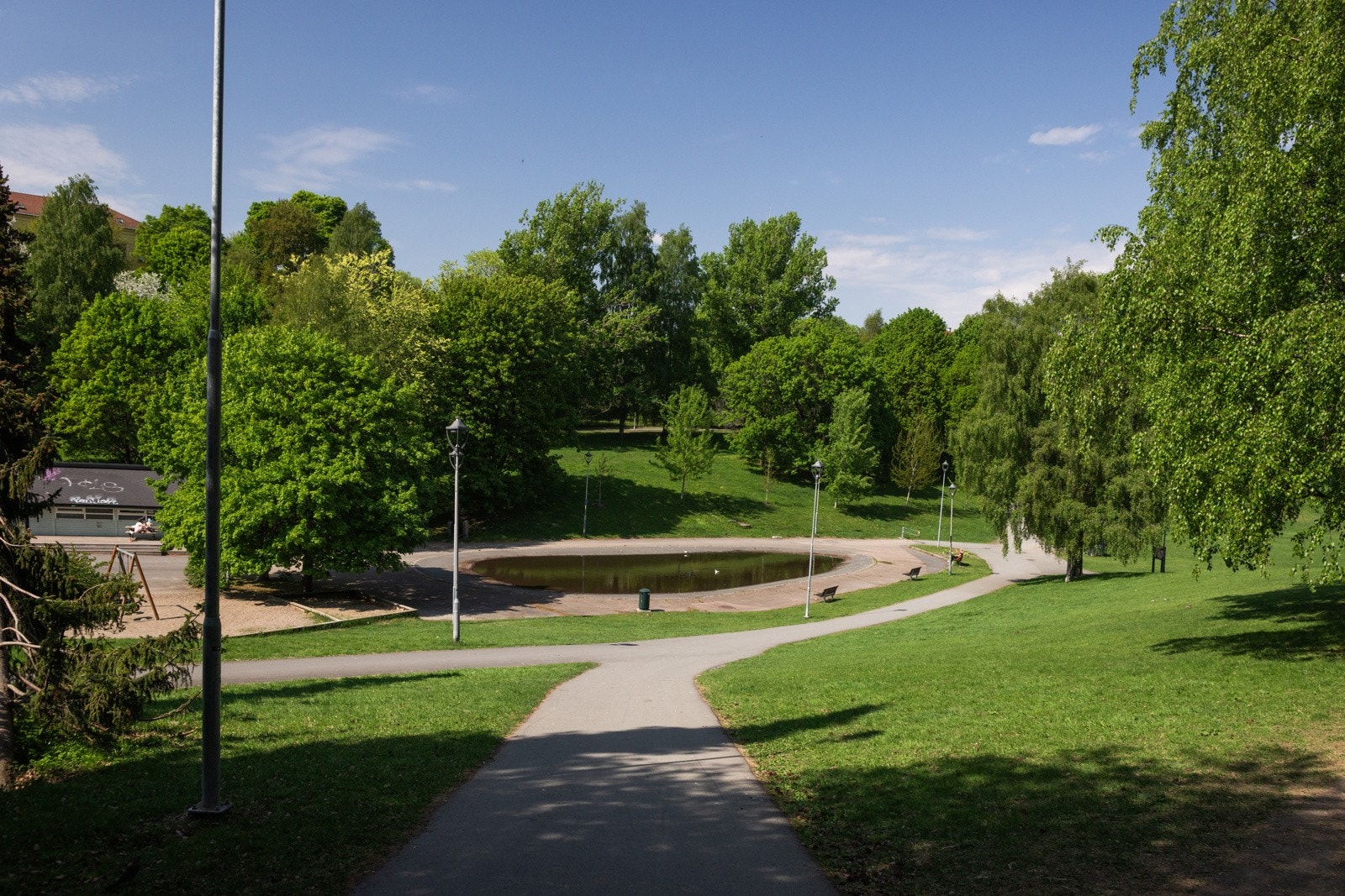 Torshovdalen og Torshovparken ligger rett ved, og er perfekte for både rolige spaserturer og mer aktive dager med grilling, ballspill og utendørs trening Galleribilde
