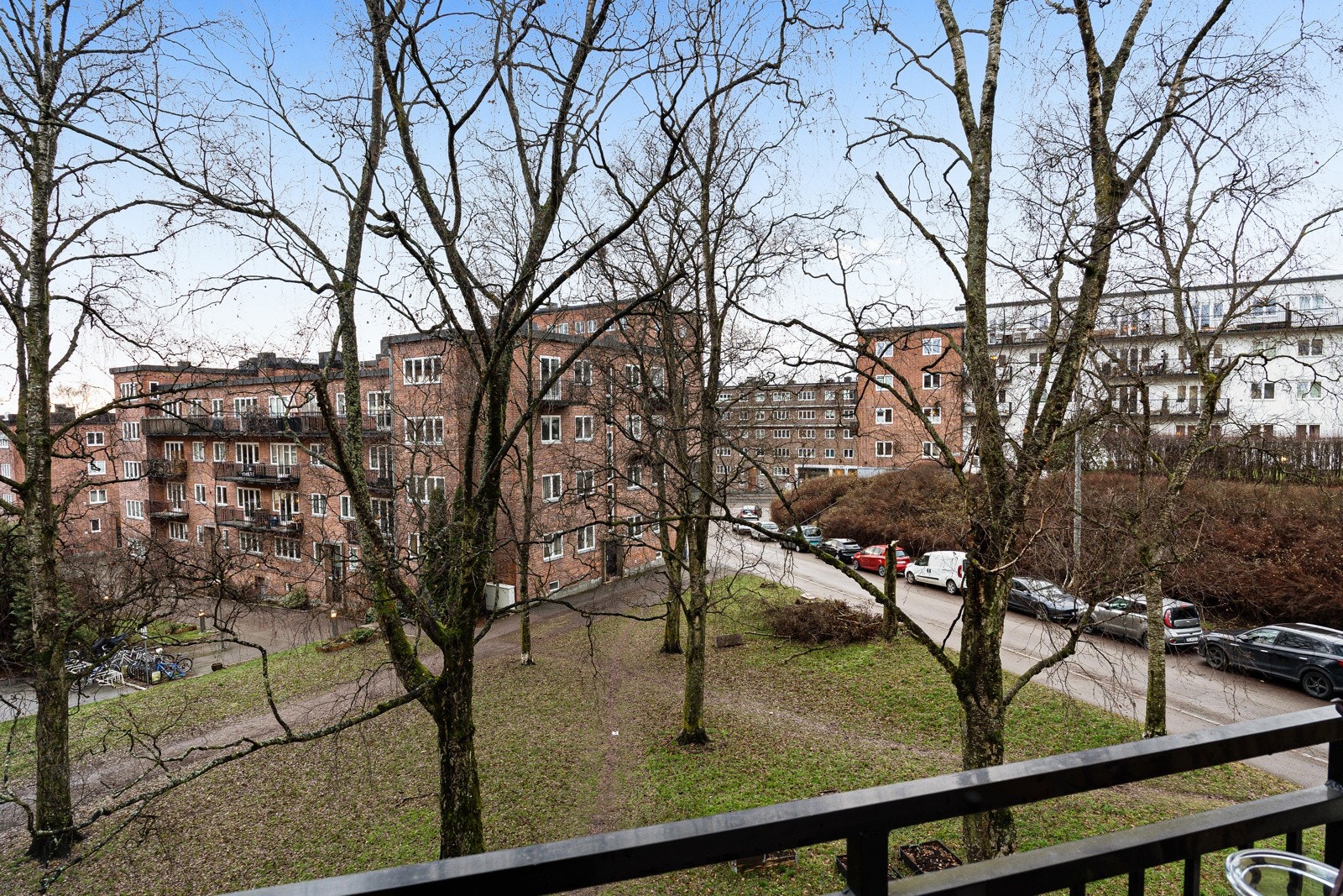 "Balkongen er definitivt favorittstedet mitt. Den vender mot en gårdsplass med flere store trær, noe som gjør at det føles som å bo i en privat skog" Galleribilde