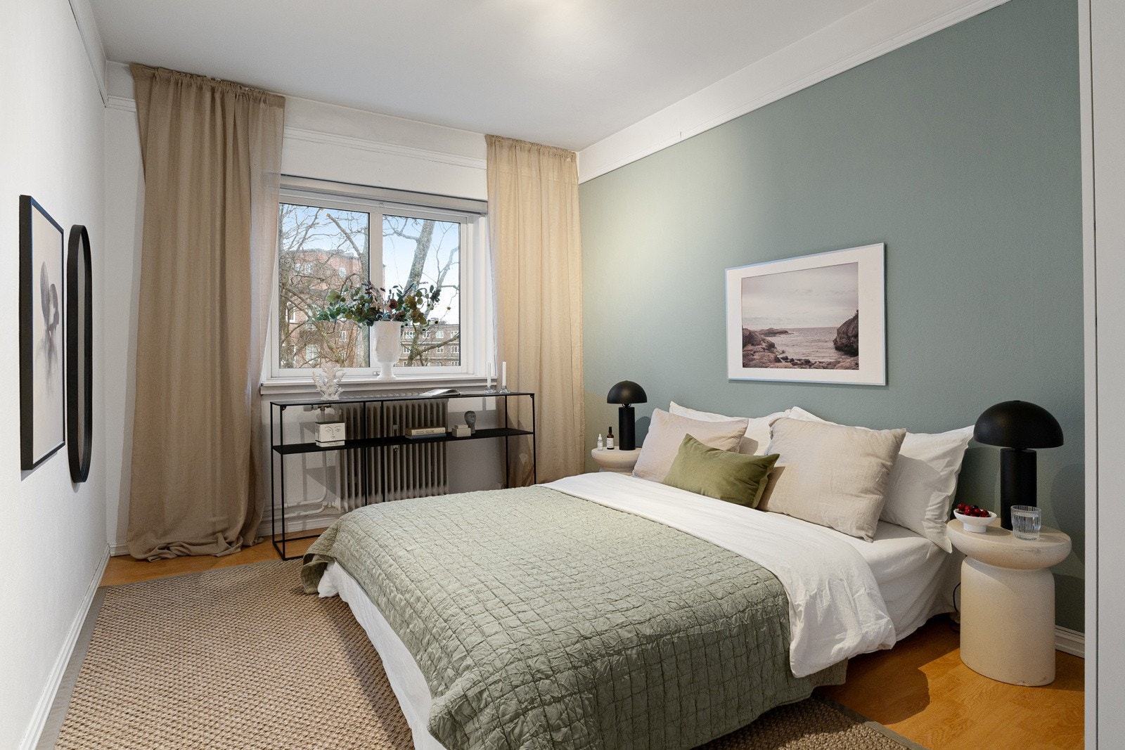 Romslig soverom med grønt og fritt utsyn Galleribilde