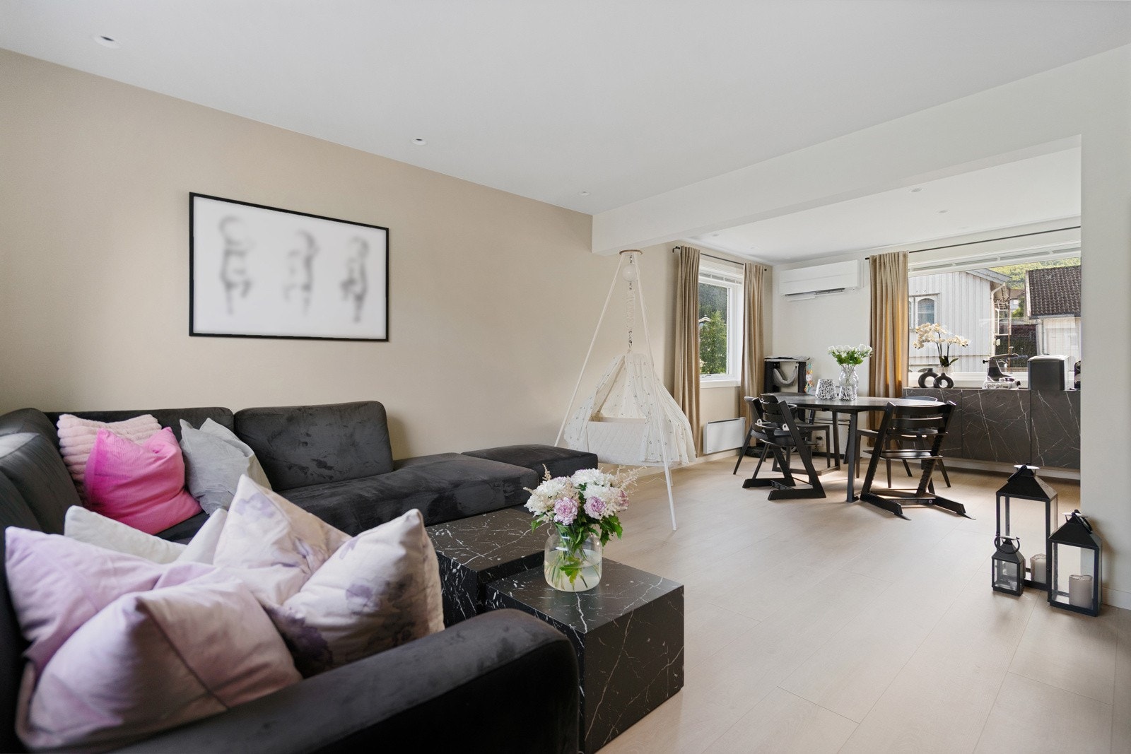 Stuen er romslig med god plass til sofakrok og spisegruppe. Foto: Hanna Linnea Kristensen.