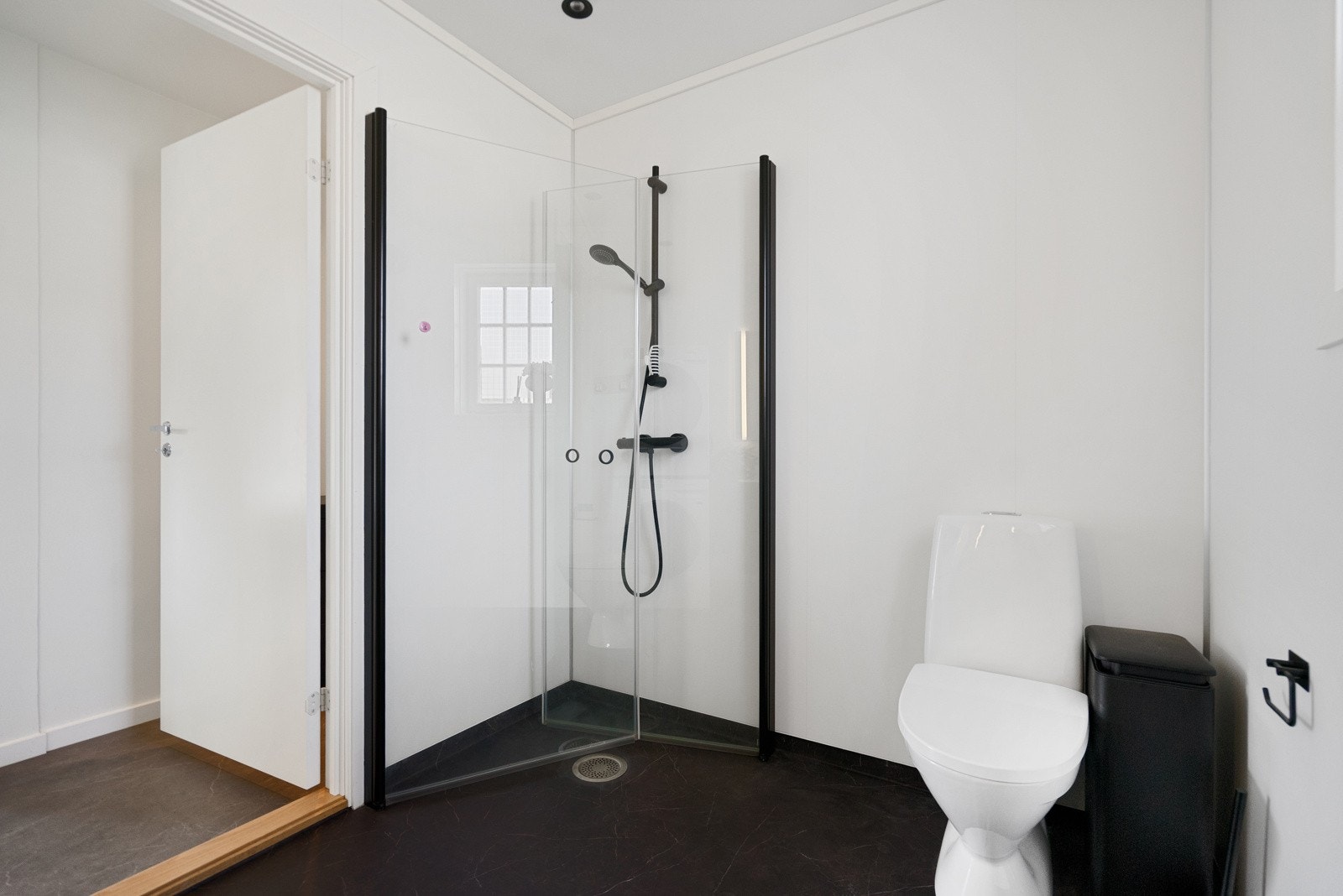 Bad med mørke detaljer. Foto: Hanna Linnea Kristensen.