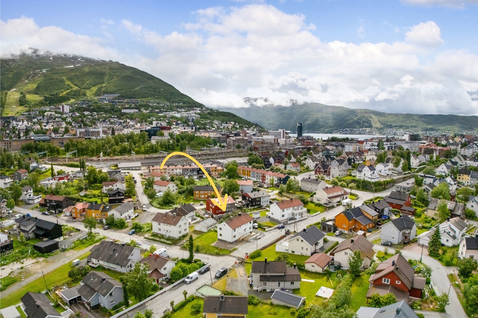 Boligen ligger sentralt til i et familievennlig boligområde ved Narvik sentrum. Foto: Hanna Linnea Kristensen.