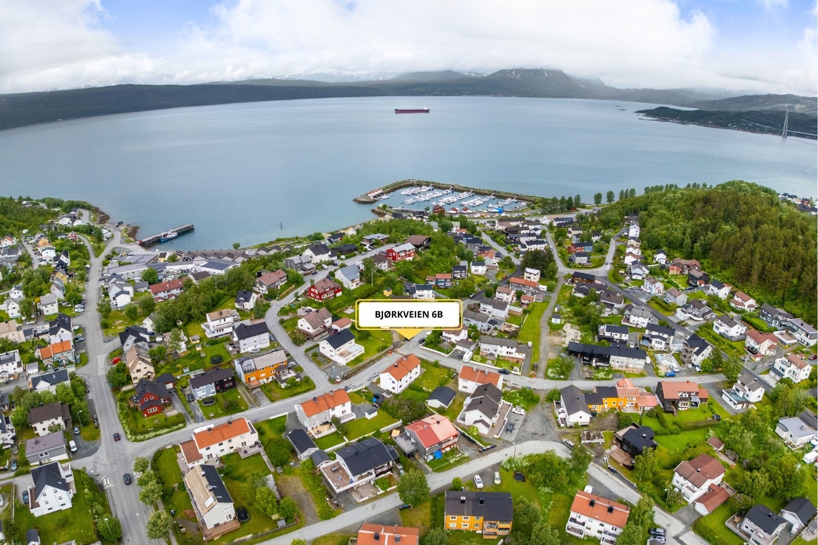 Kort vei til bl.a. dagligdagsvarebutikk med post i butikk, barnehage, treningssenter, kjøpesenter og mer! Foto: Hanna Linnea Kristensen.