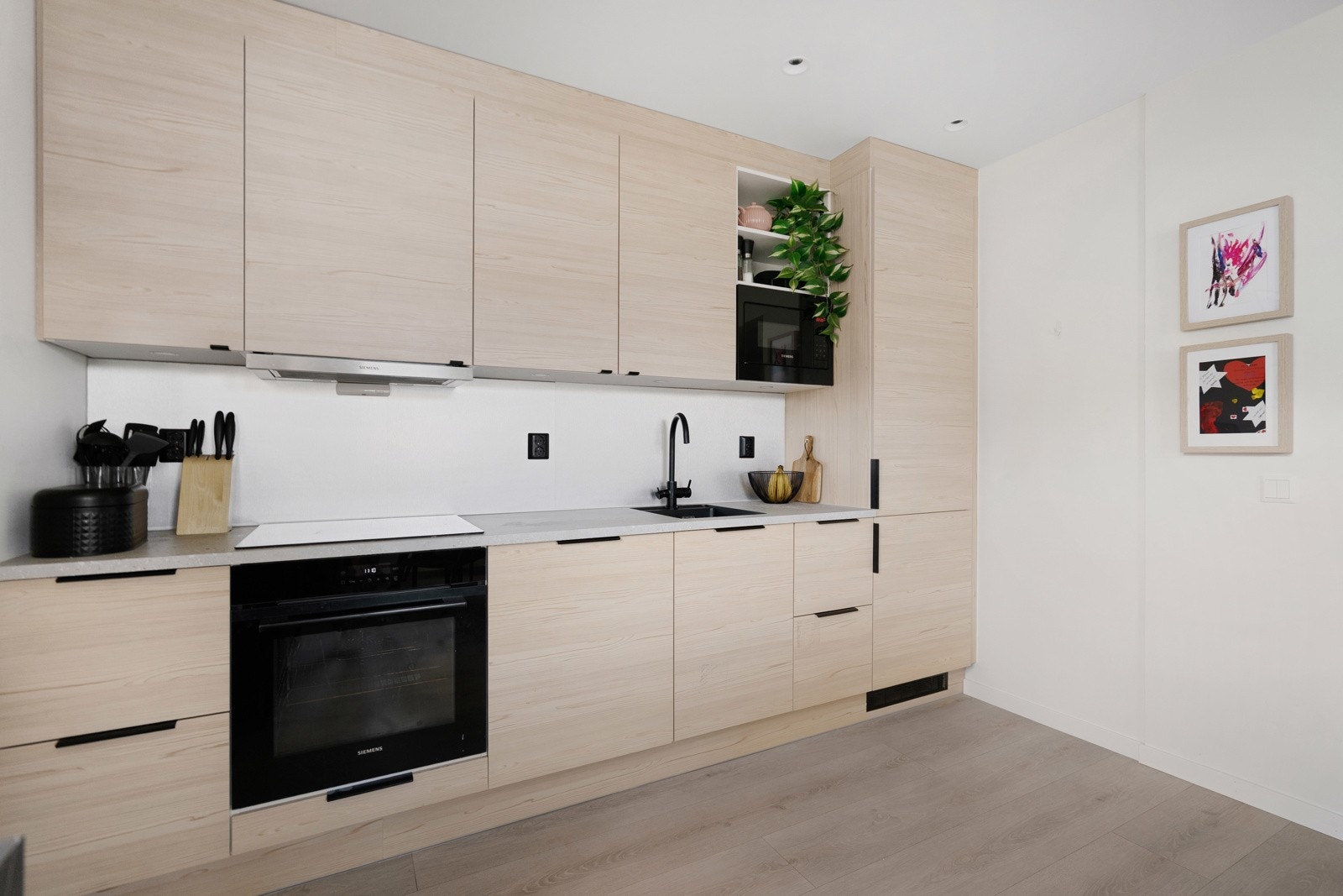 Moderne kjøkken med integrerte hvitevarer. Foto: Hanna Linnea Kristensen.