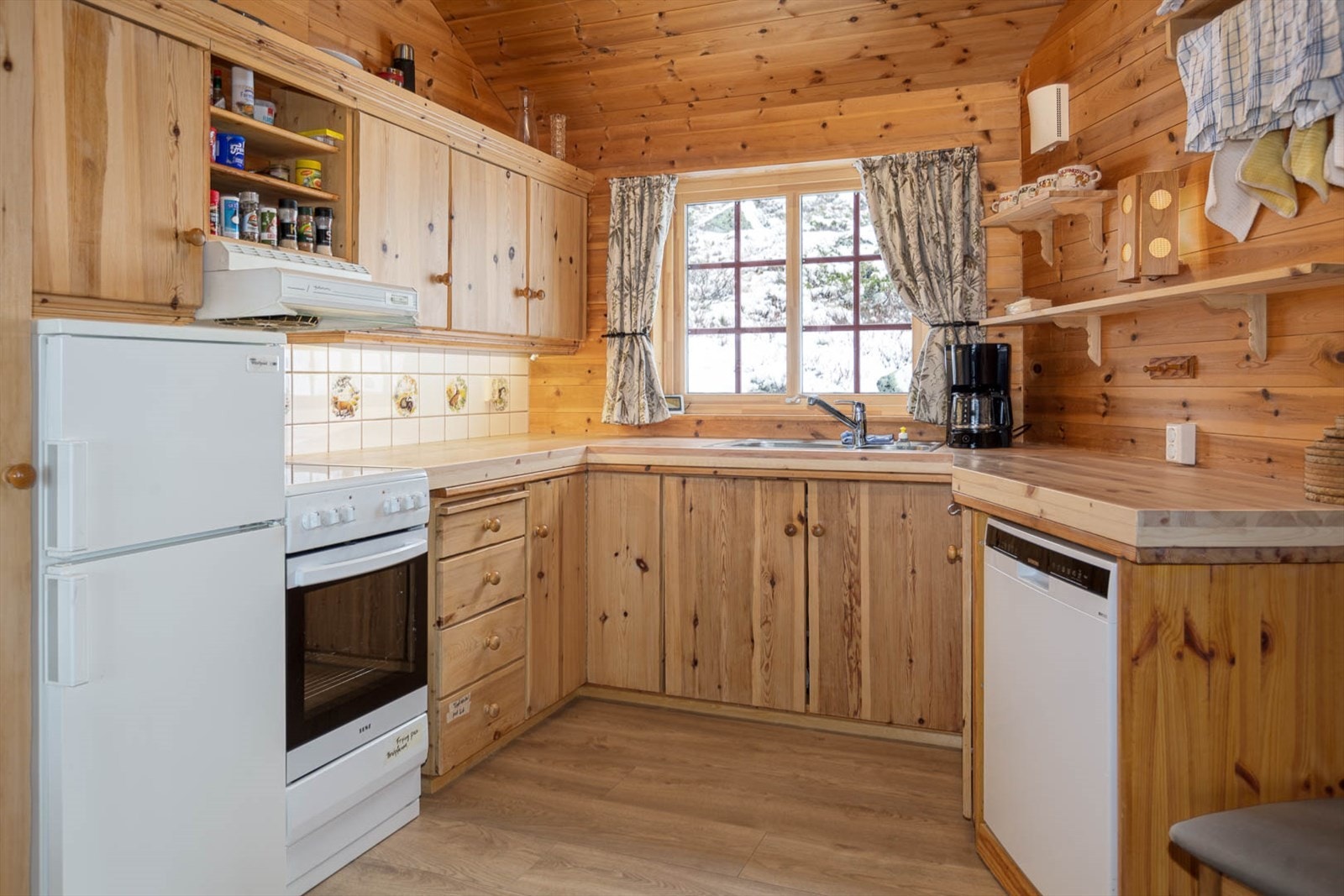 God skap- og benkeplass på kjøkkenet. Galleribilde