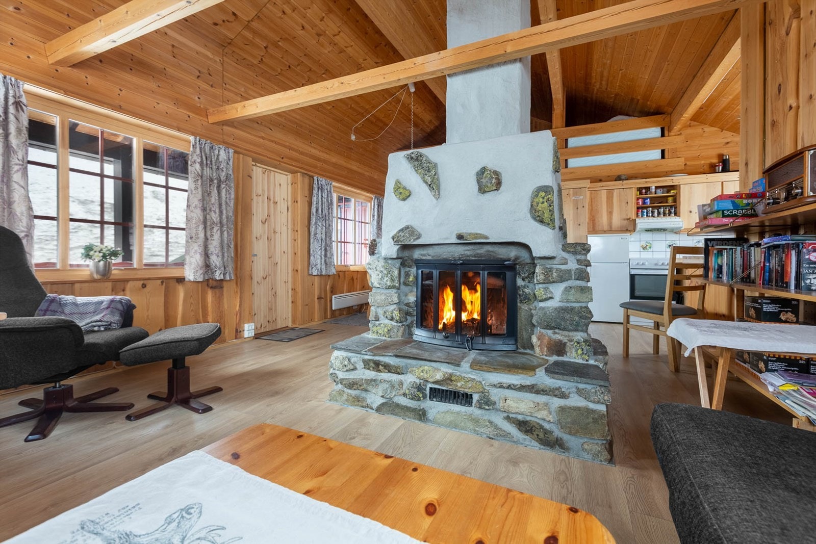 Nyt varmen og kosen fra en knitrende peis etter en lang dag ute. Galleribilde