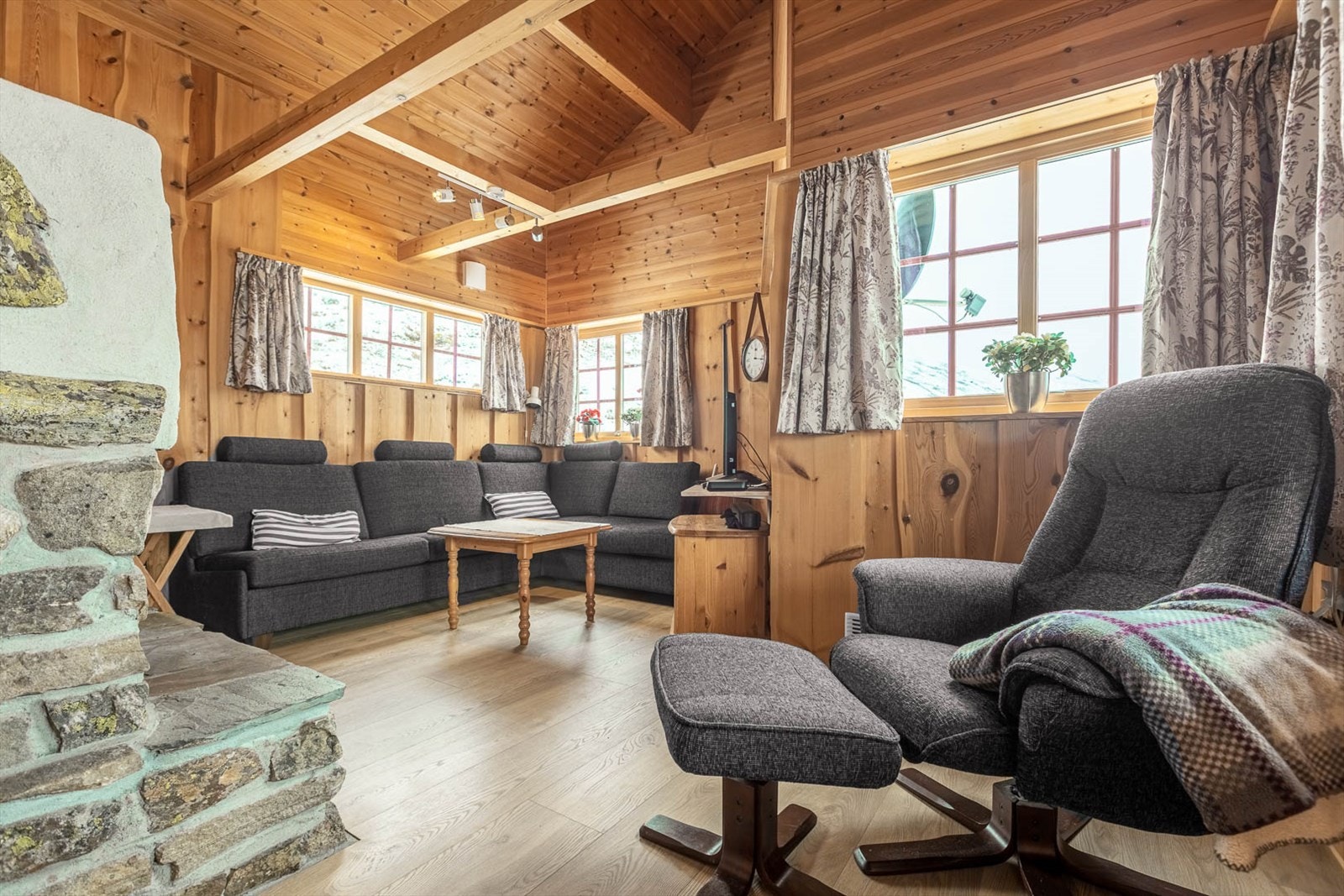 Hyggelig sofakrok foran peisen. Galleribilde