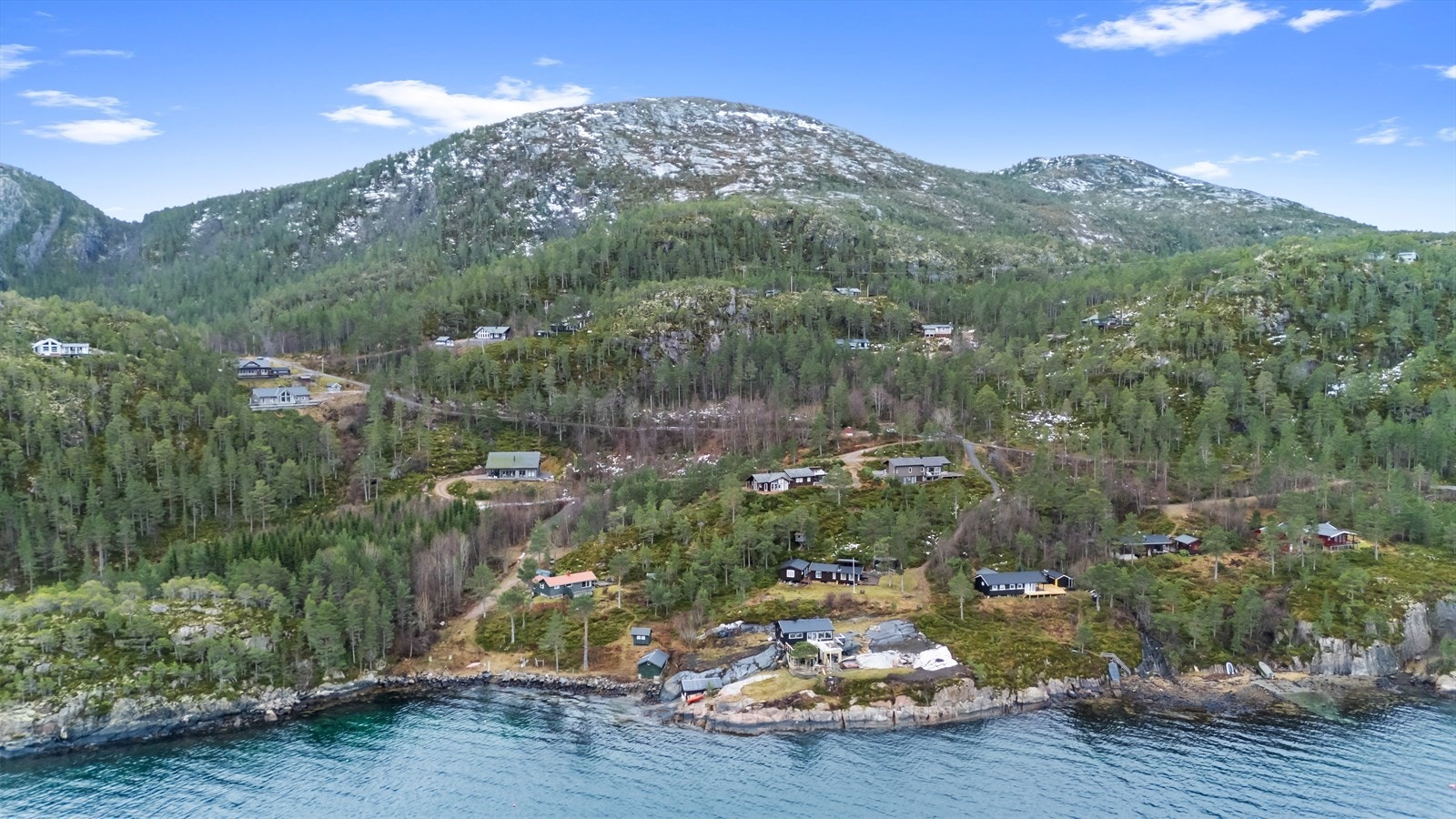 Nede ved fjorden er det muligheter for leie av båtplass i Stamnes Marina. Galleribilde