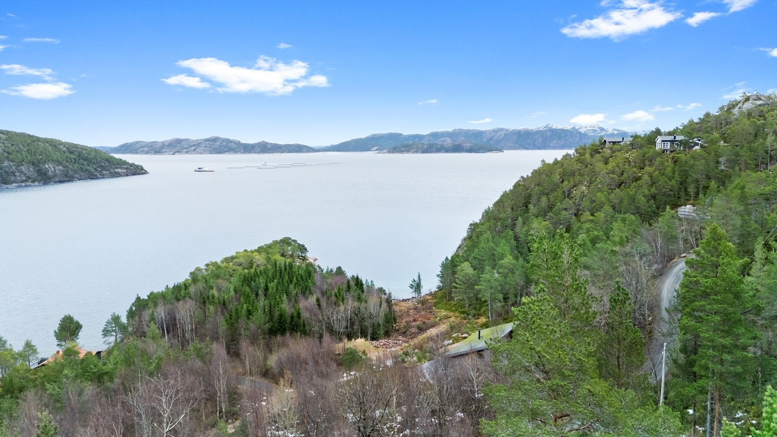 Selveiertomten er på ca. 720 kvm og ligger i skrånende terreng som består av stedstypisk vegetasjon. Galleribilde