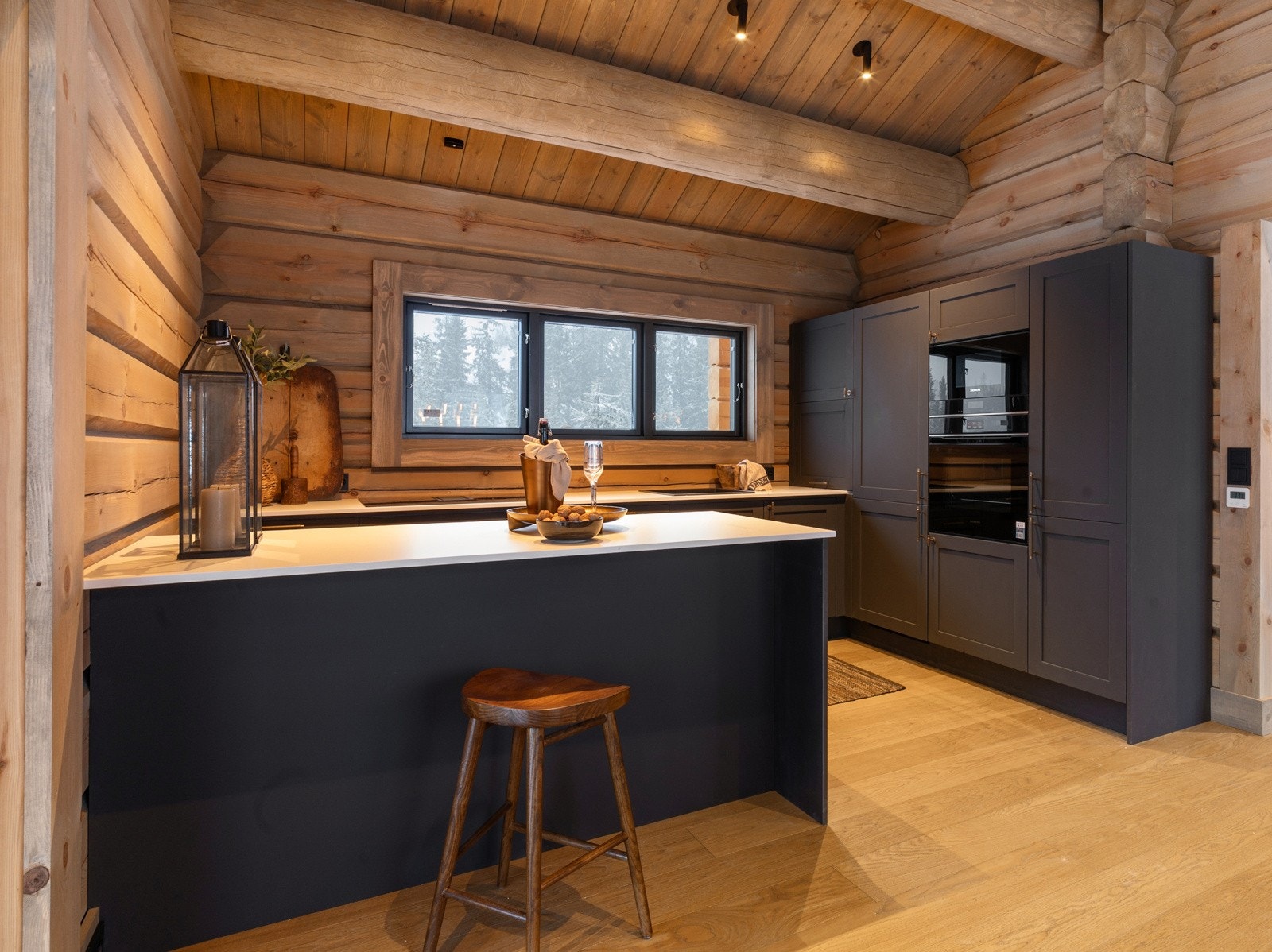 Moderne møbelsnekret kjøkken med benkeplate av stein og kjøkkenarmatur fra Tapwell med uttrekksfunksjon. Galleribilde