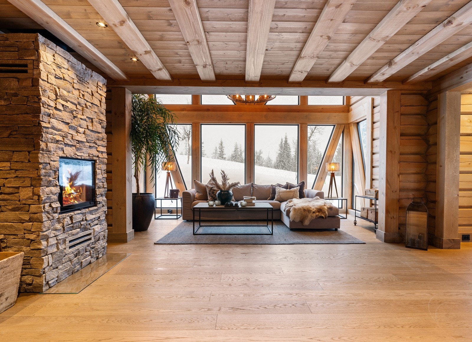 Stuen oppleves som delikat med flotte tradisjonelle tømmervegger og lekkert parkettgulv med behagelig gulvvarme. Galleribilde