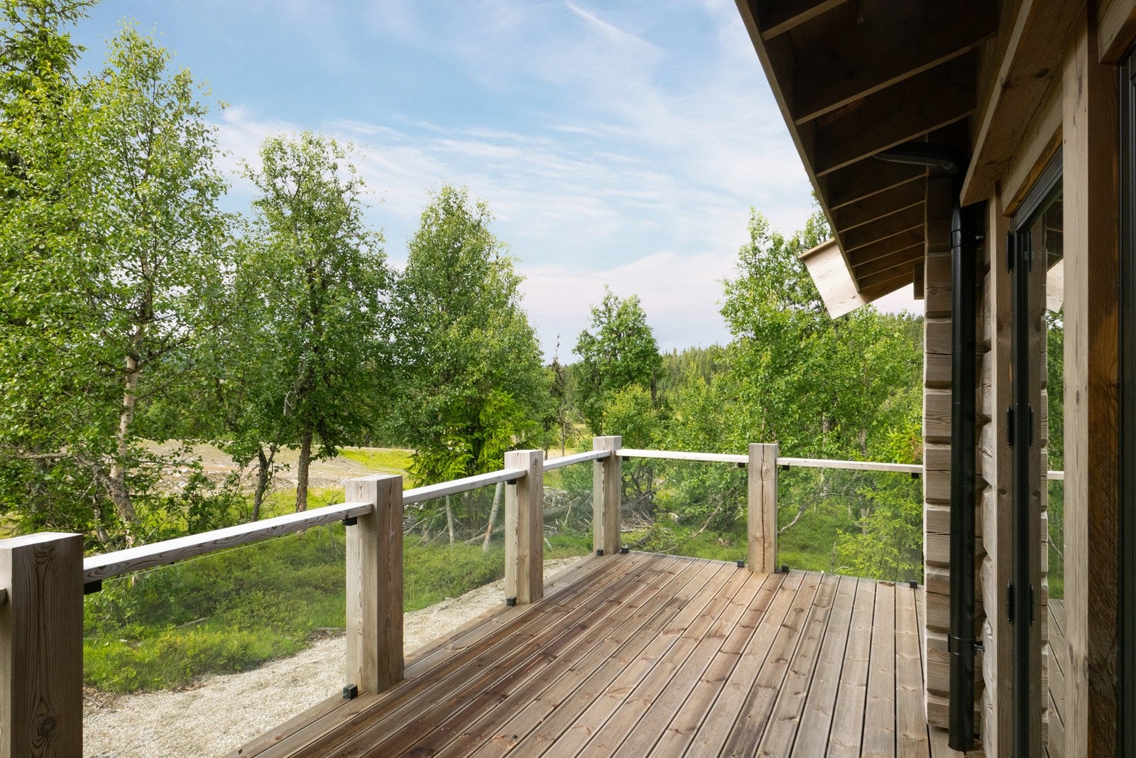 Flott inngjerdet terrasse med utgang fra stuen. Galleribilde