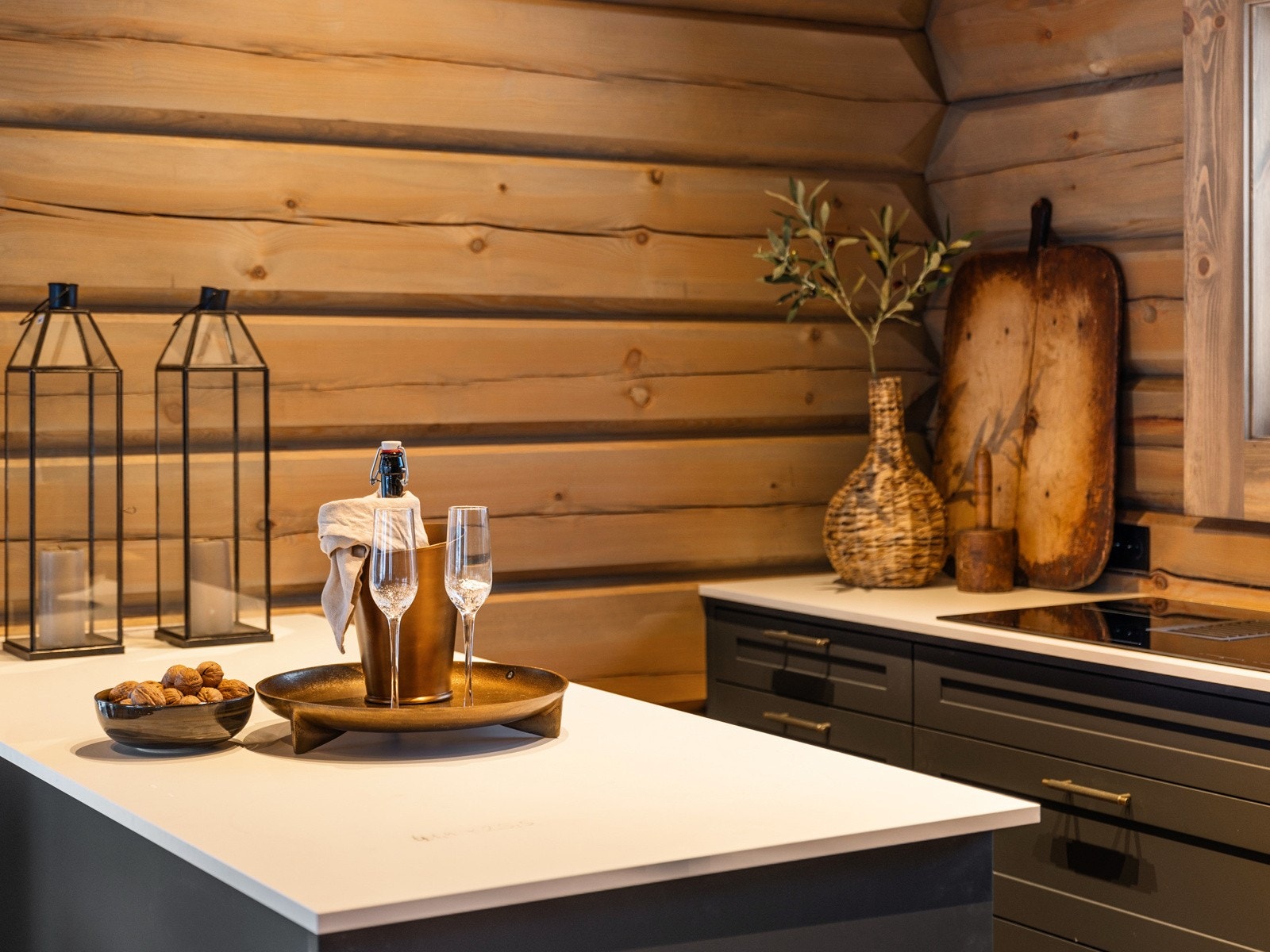 Det gjøres oppmerksom på at benkeplaten på bildene er midlertidig og at steinplate blir levert i januar i sort utførelse. Galleribilde