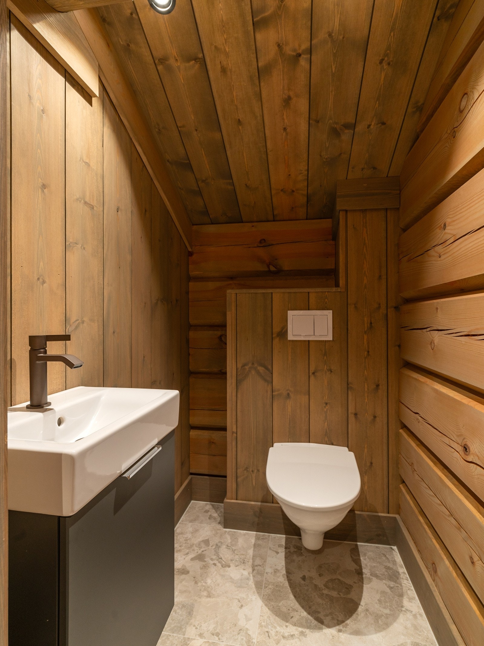 På loftet er det et praktisk toalettrom innredet med vegghengt toalett og servant med underskap. Galleribilde