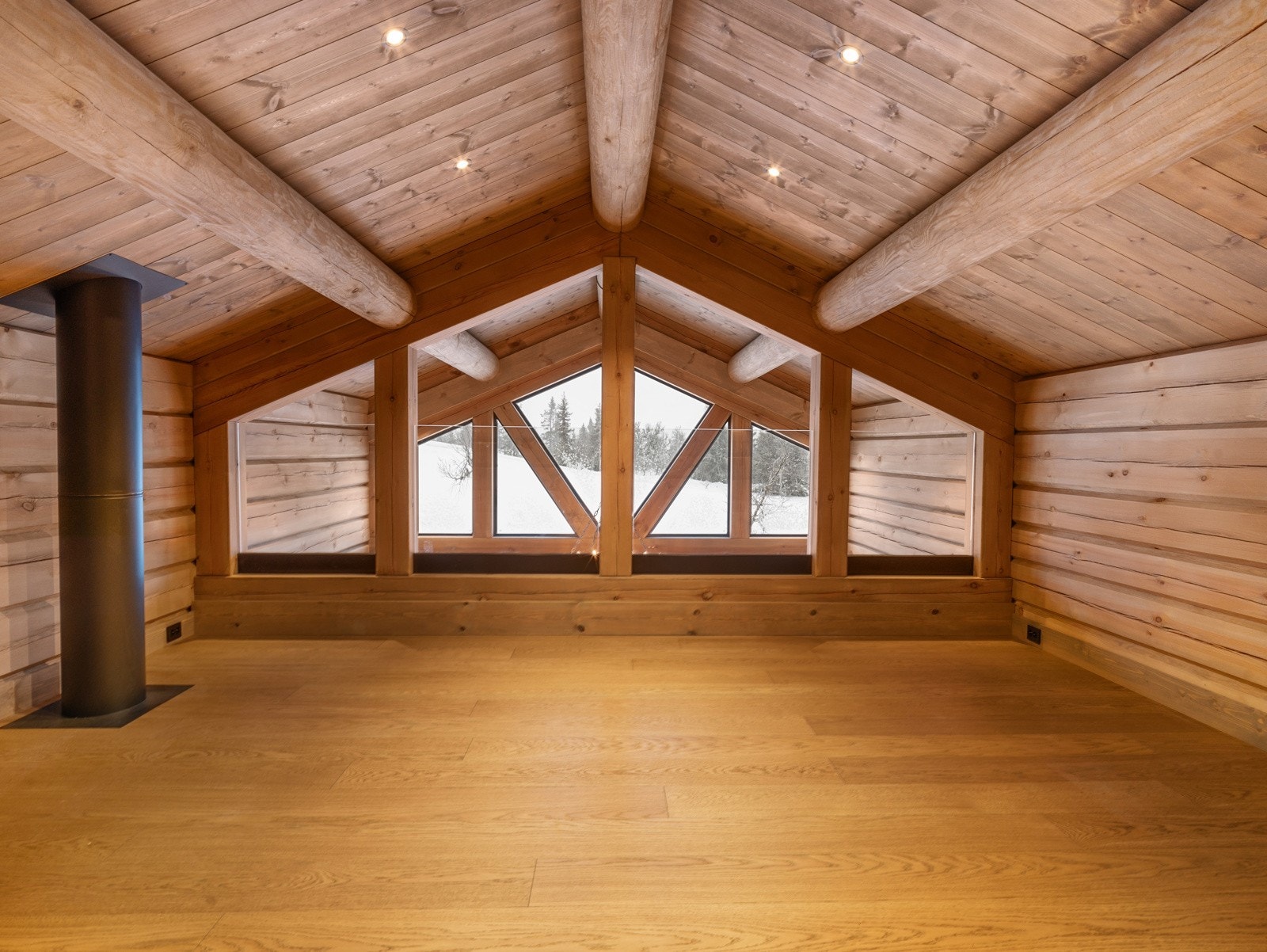 Sjarmerende loftstue med god plass til sittegruppe, multimedia og tilhørende møblement. Galleribilde