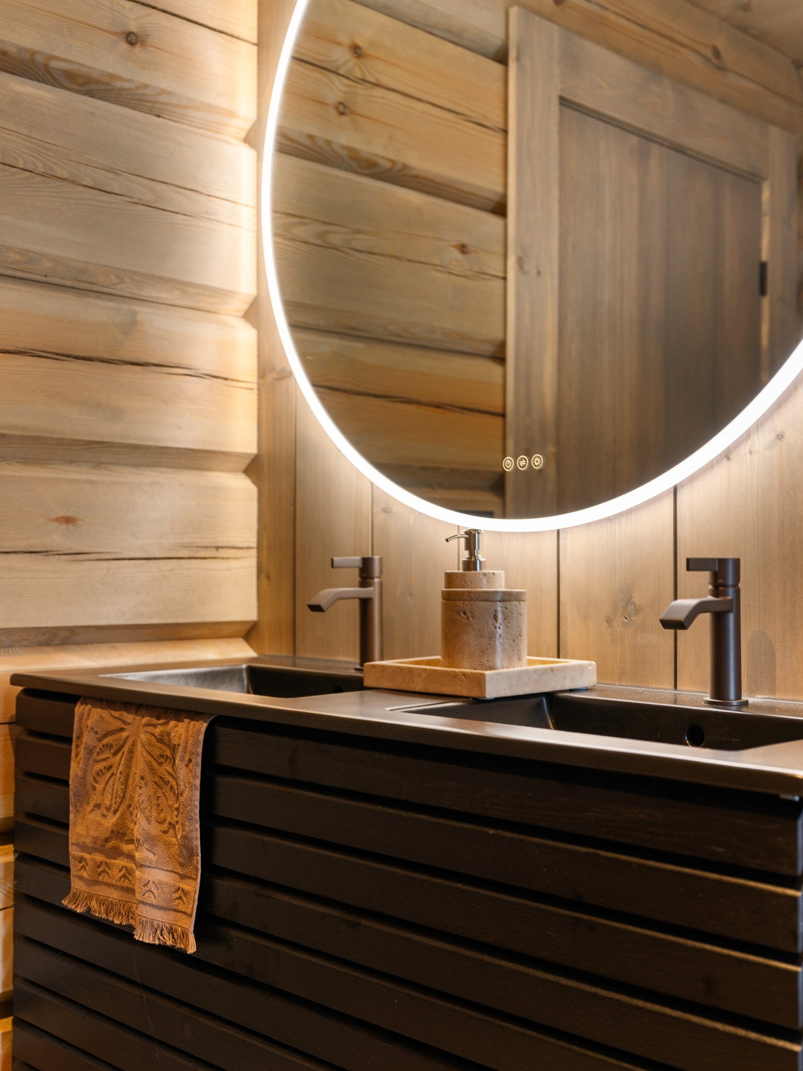 Flott speil som kombinerer funksjonalitet med stilfullt design. Galleribilde