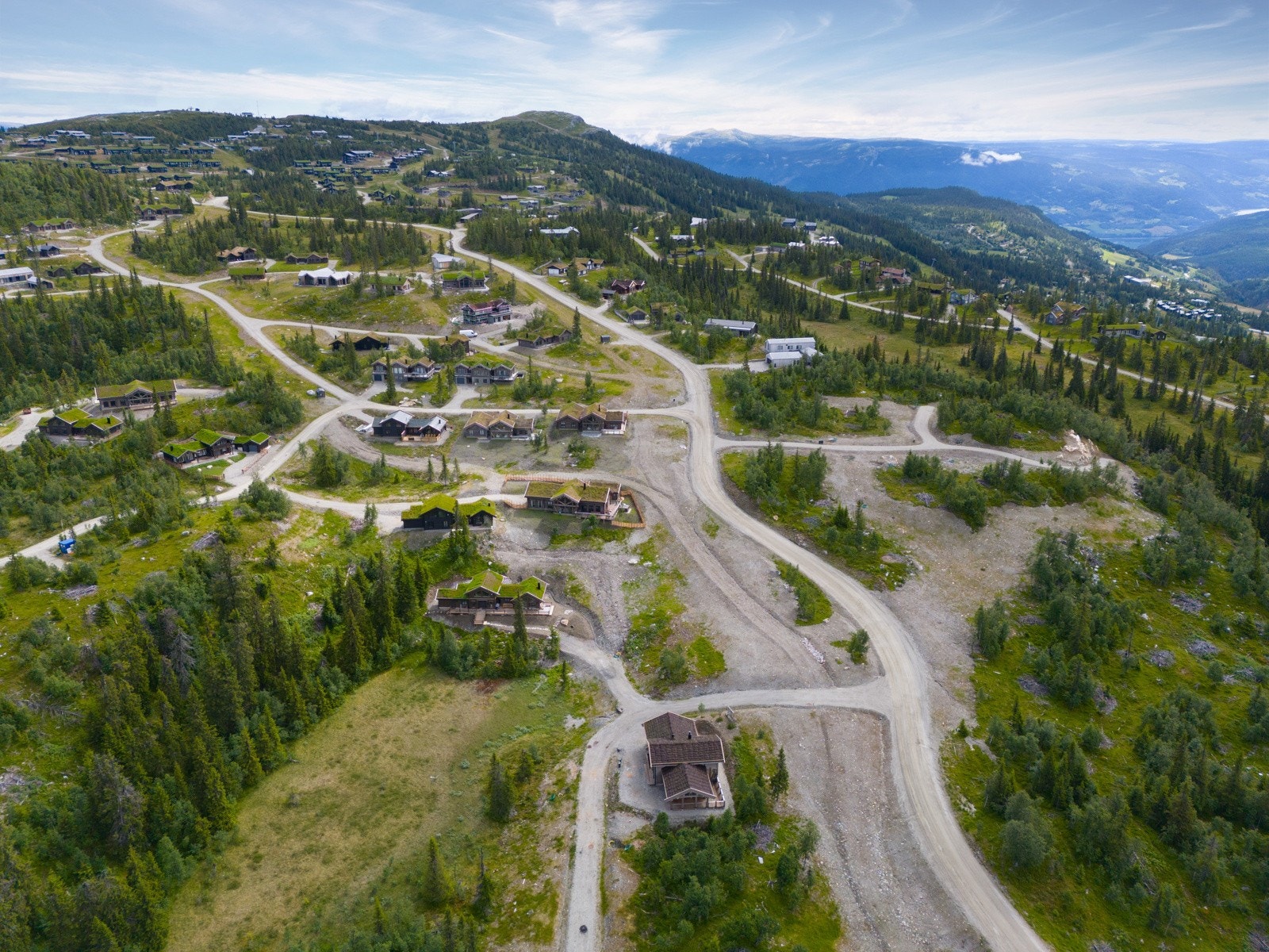 Kvitfjell er en komplett sportsdestinasjon og alpinanlegget fremstår som ett av Norges beste alpinanlegg med nedfarter i alle vanskelighetsgrader fordelt på hele 3 fjellsider. Galleribilde