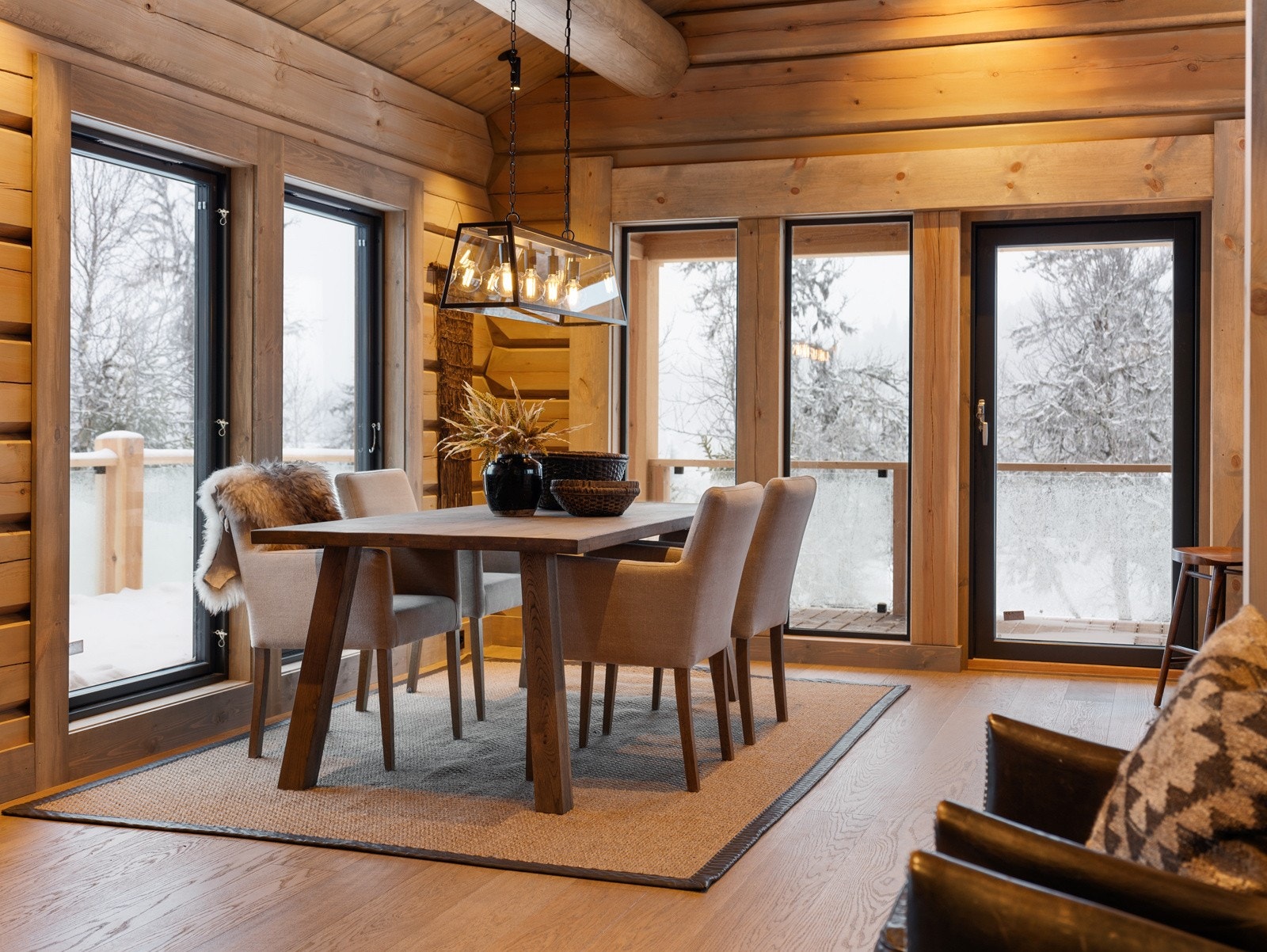 Spisestuen er meget romslig med god plass til stort langbord. Galleribilde