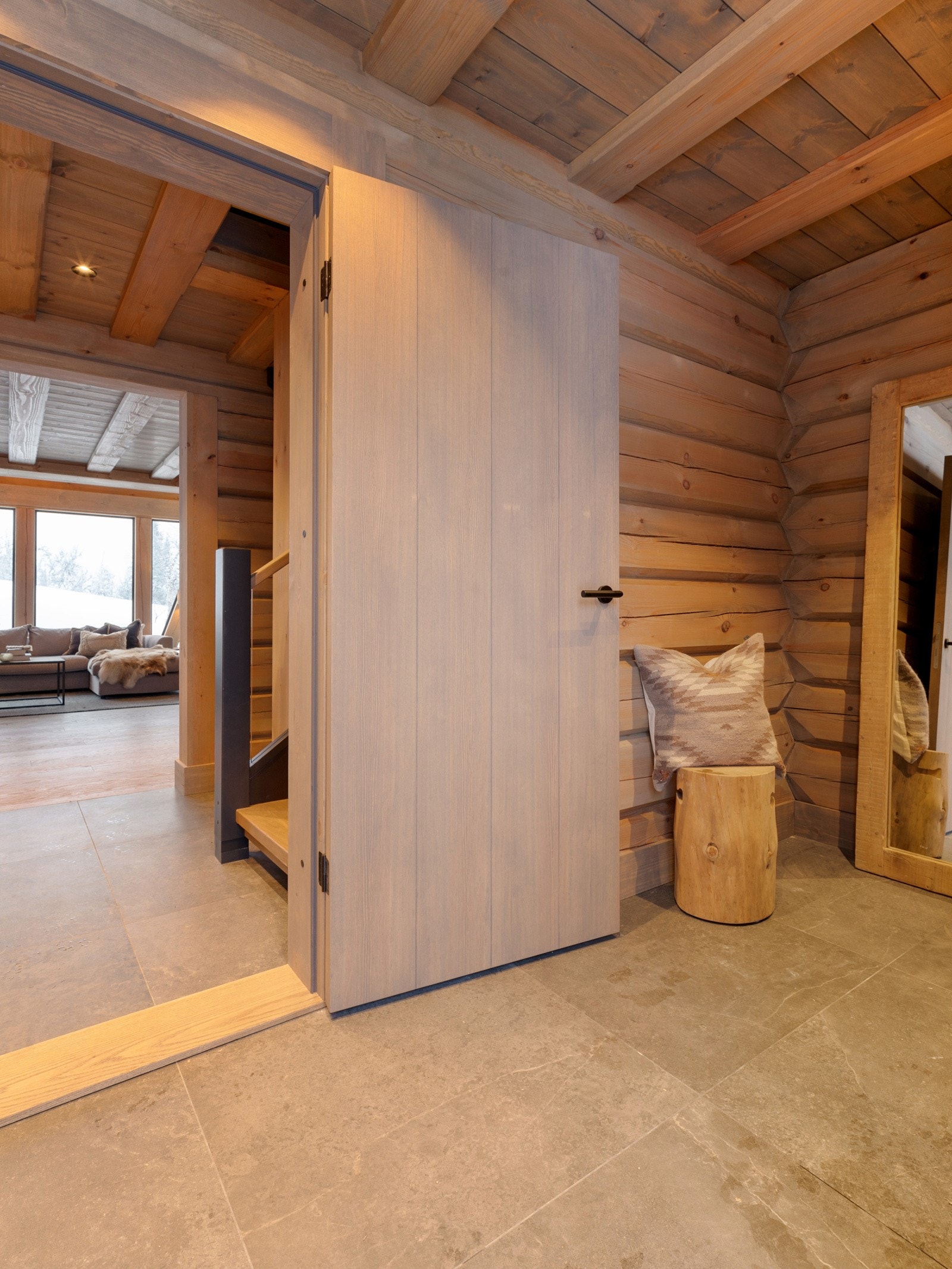 Stort inngangspartiet, med god plass til garderobeskap m.m. Galleribilde