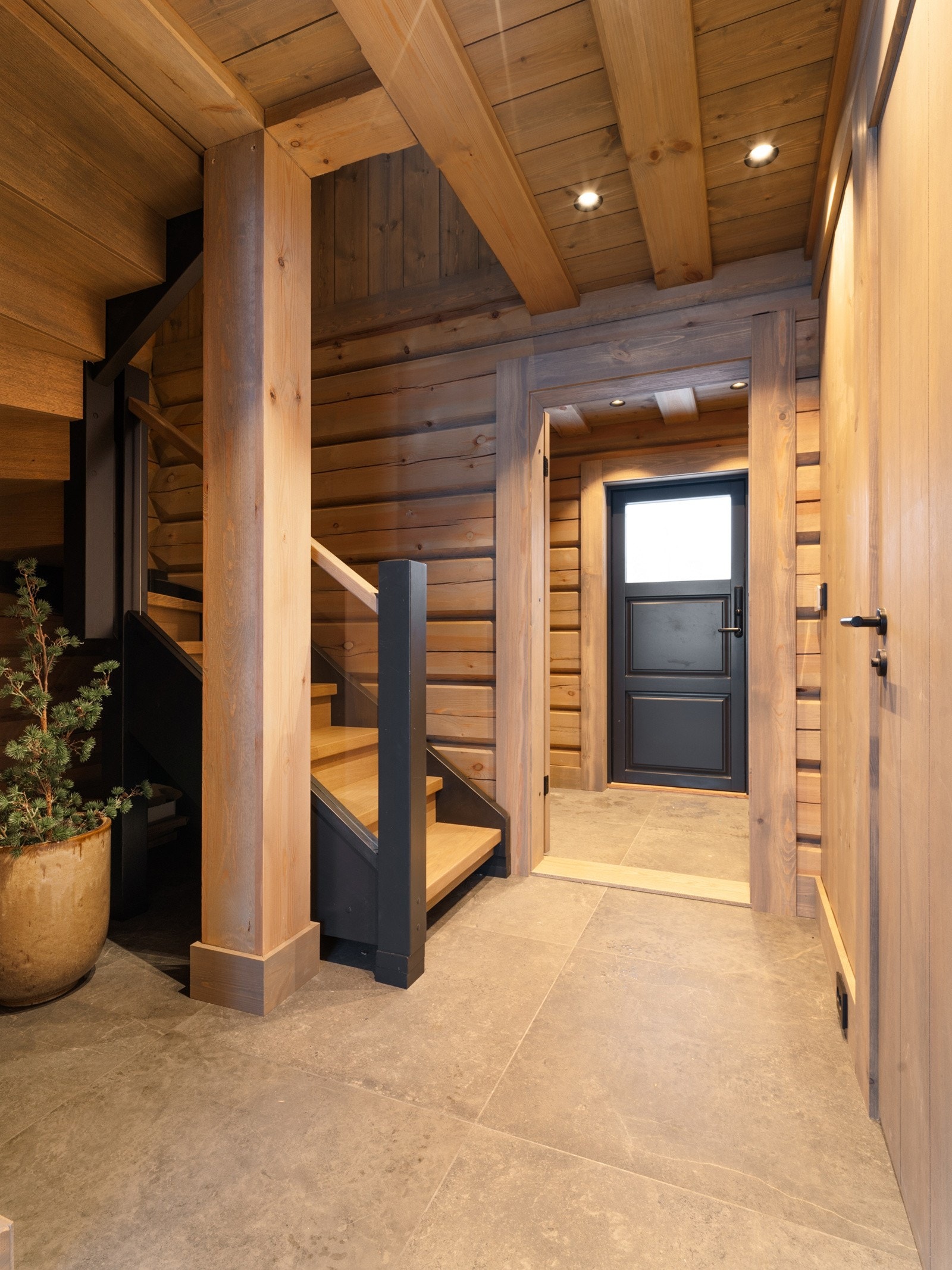 Gulvet er prydet av store 80x80 fliser, med behagelig gulvvarme. Lekker inngangsdør med Yale Doorman. Galleribilde