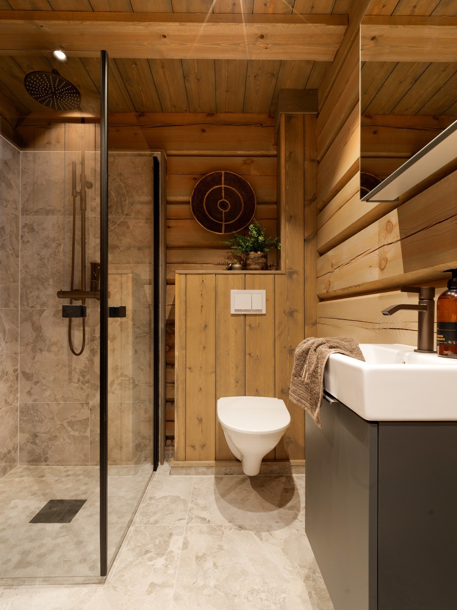 Det andre badet er i samme moderne stil. Galleribilde