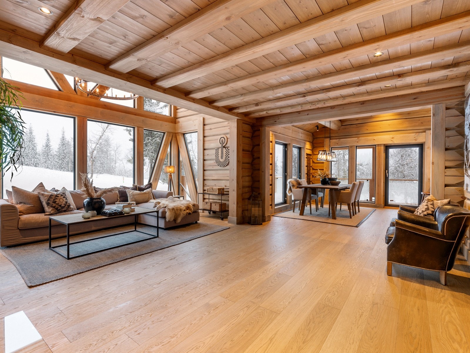 Flott og romslig stue med fleksible muligheter for møblering, preget av store vindusflater og generøs takhøyde. Galleribilde