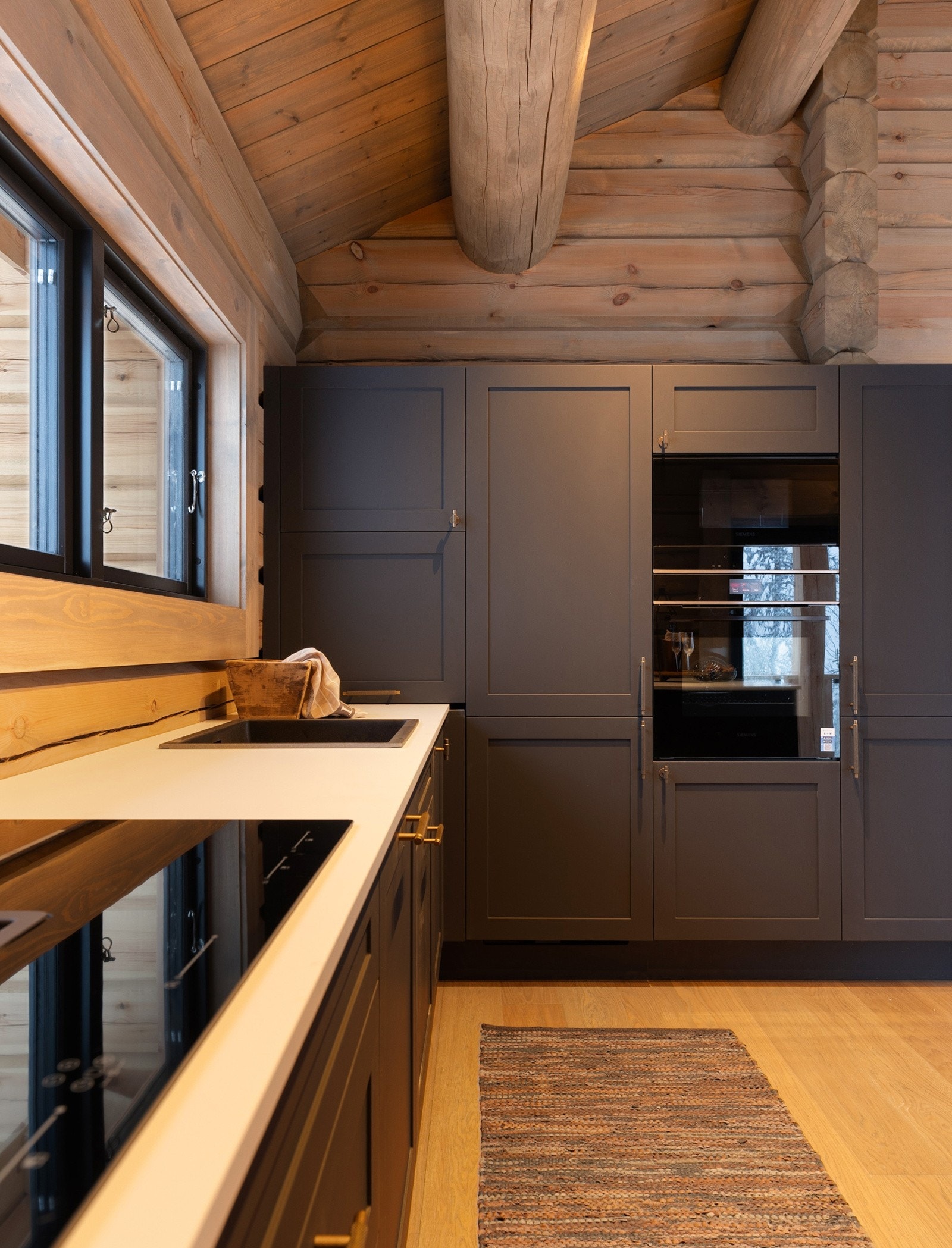 Kjøkkenet er designet med tanke på funksjonalitet og har godt med skap- og benkeplass. Galleribilde